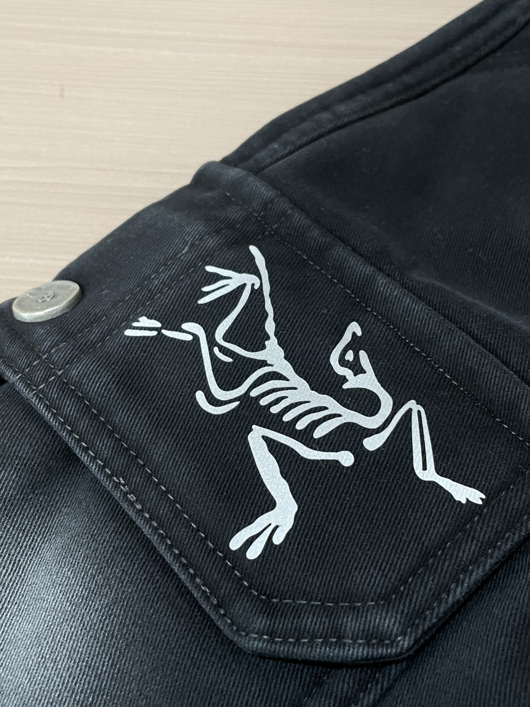 · 始祖鸟 2025秋冬最新系列男士加厚休闲裤！内里加绒，非常保暖，北方的宝子们赶紧备上！采用客供弹力柔