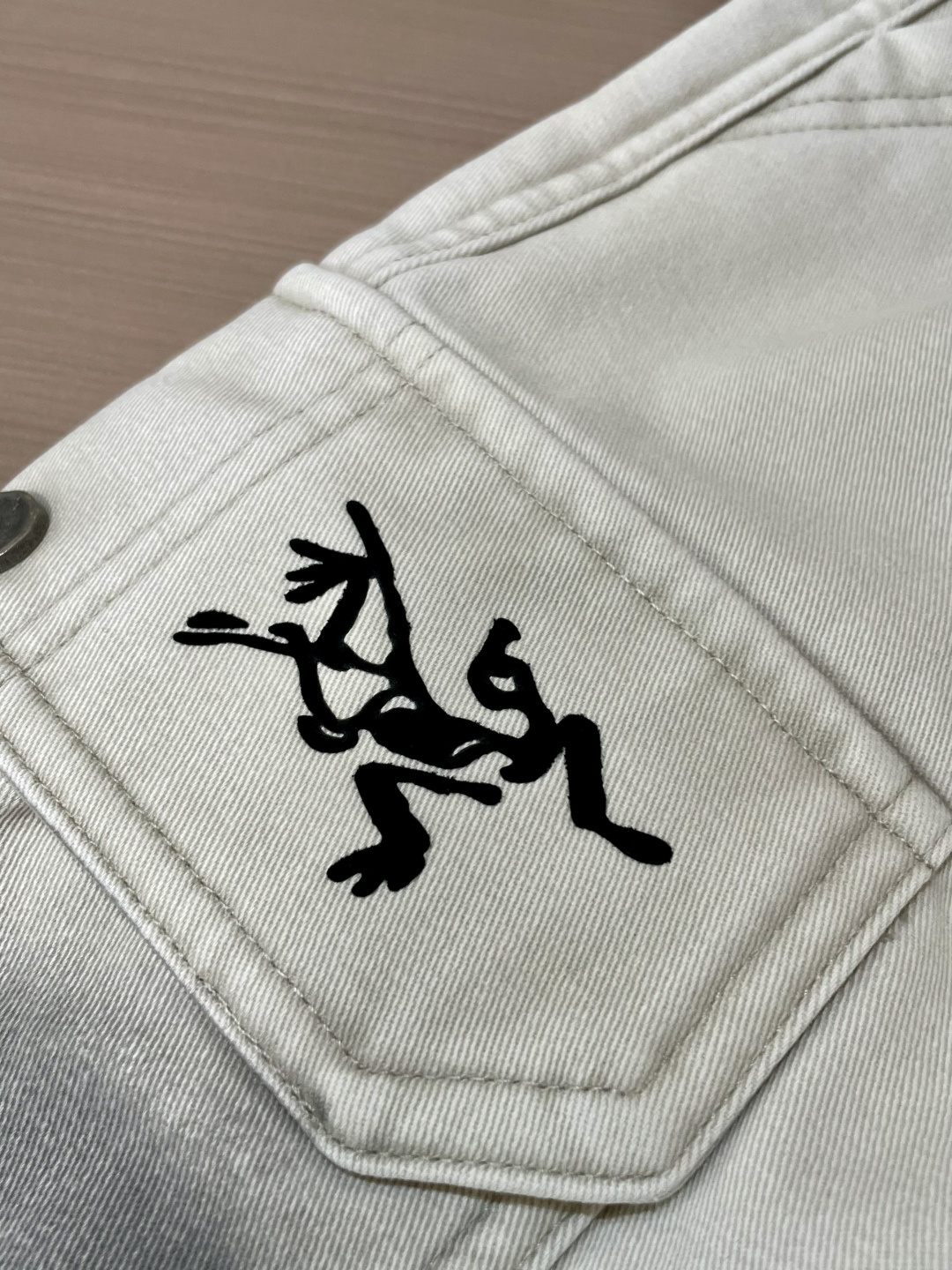 · 始祖鸟 2025秋冬最新系列男士加厚休闲裤！内里加绒，非常保暖，北方的宝子们赶紧备上！采用客供弹力柔