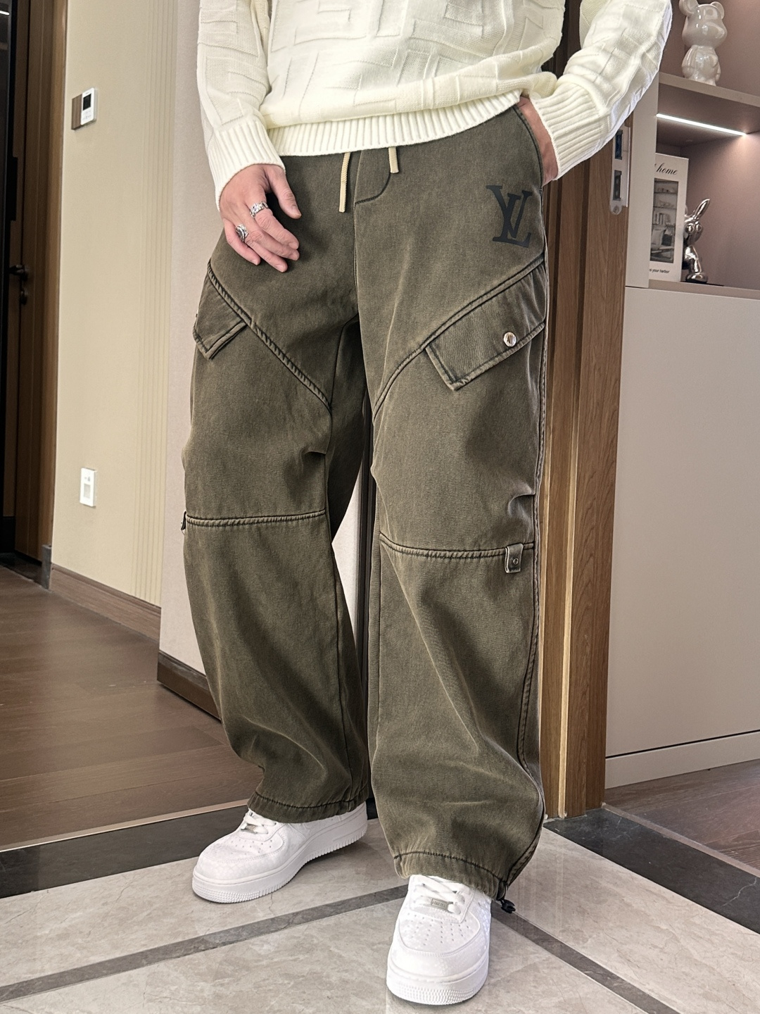 · Lv 2025秋冬最新系列男士加厚休闲裤！内里加绒，非常保暖，北方的宝子们赶紧备上！采用客供弹力柔棉