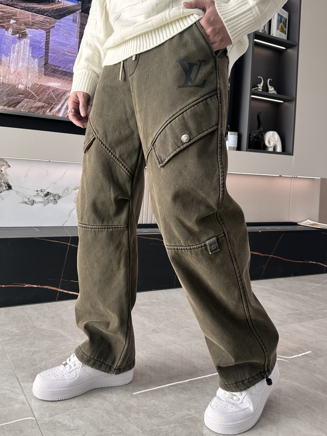 · Lv 2025秋冬最新系列男士加厚休闲裤！内里加绒，非常保暖，北方的宝子们赶紧备上！采用客供弹力柔棉