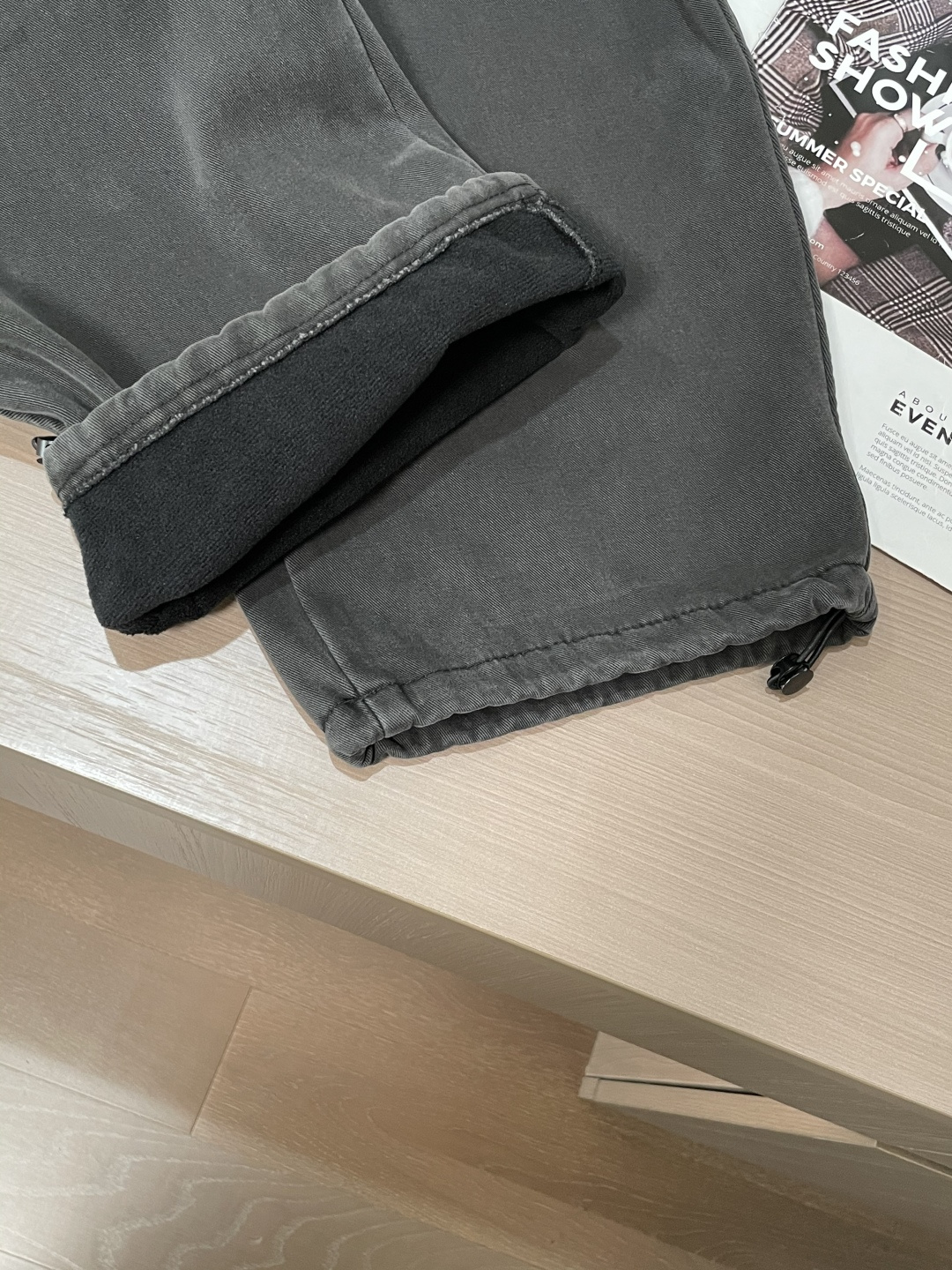 · Lv 2025秋冬最新系列男士加厚休闲裤！内里加绒，非常保暖，北方的宝子们赶紧备上！采用客供弹力柔棉