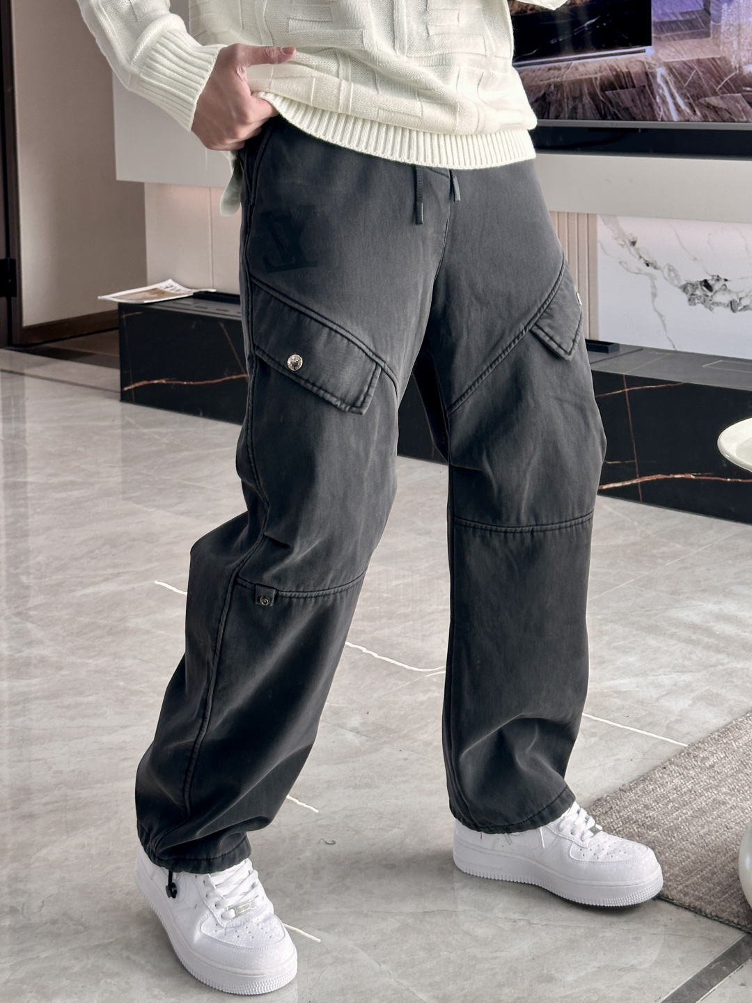 · Lv 2025秋冬最新系列男士加厚休闲裤！内里加绒，非常保暖，北方的宝子们赶紧备上！采用客供弹力柔棉