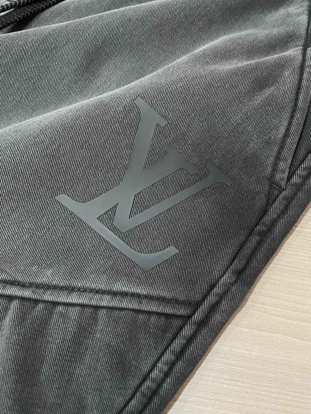 · Lv 2025秋冬最新系列男士加厚休闲裤！内里加绒，非常保暖，北方的宝子们赶紧备上！采用客供弹力柔棉