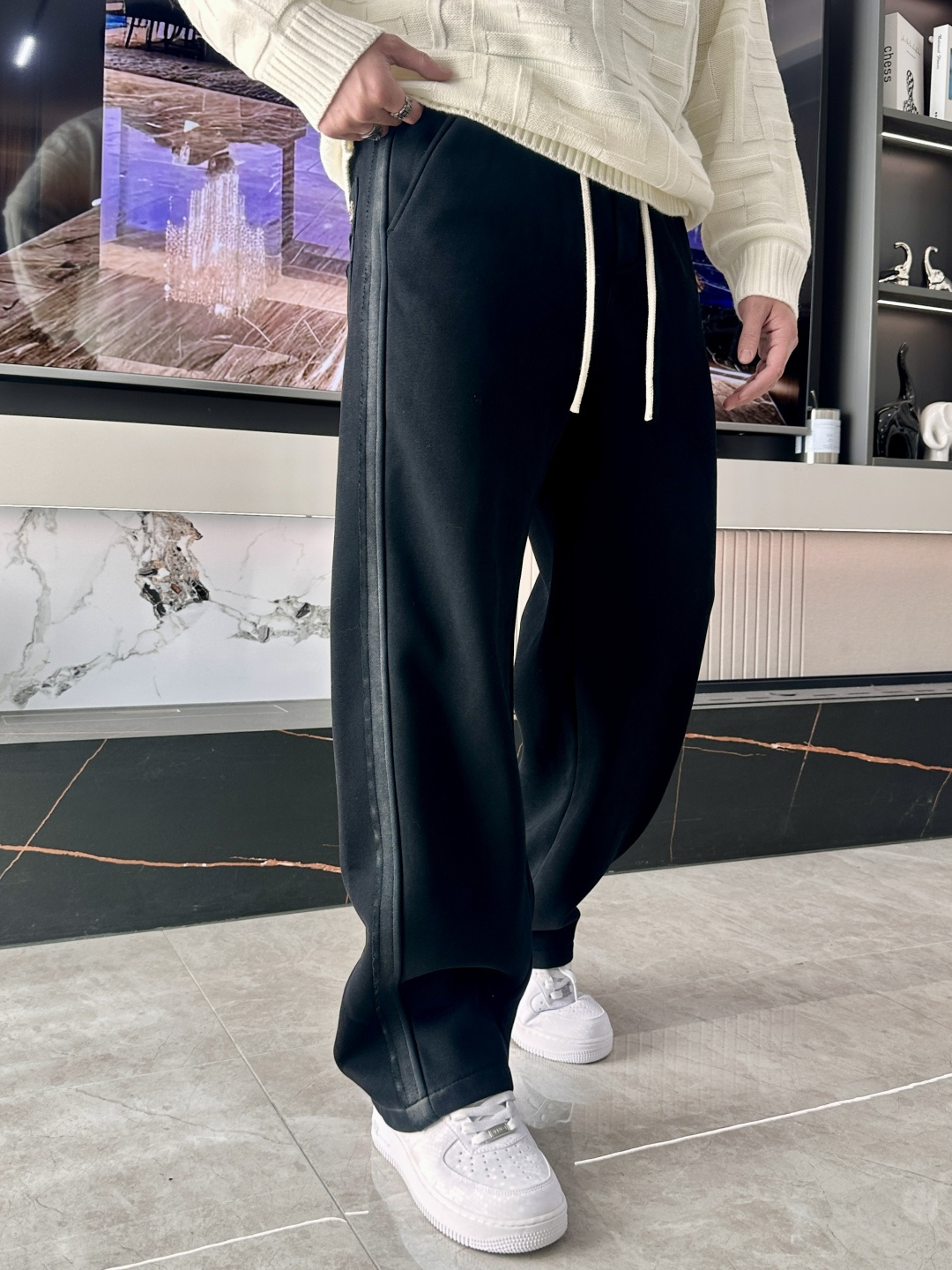 Loewe 2025秋冬最新系列男士加厚休闲裤！内里加绒，非常保暖，北方的宝子们赶紧备上！采用客供弹力柔