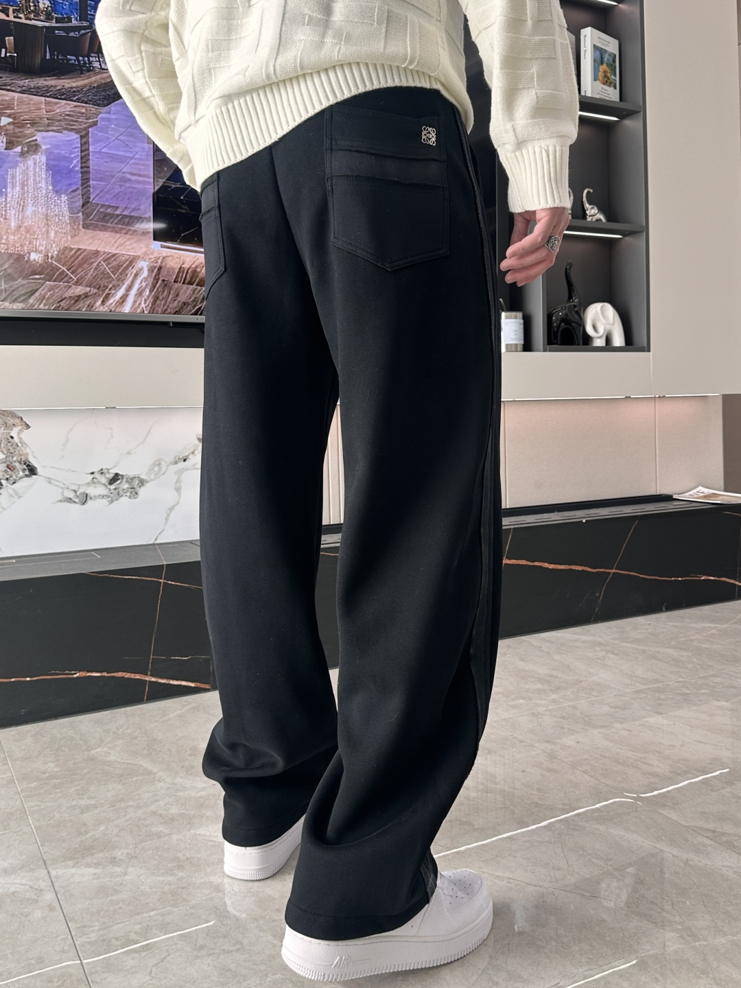 Loewe 2025秋冬最新系列男士加厚休闲裤！内里加绒，非常保暖，北方的宝子们赶紧备上！采用客供弹力柔