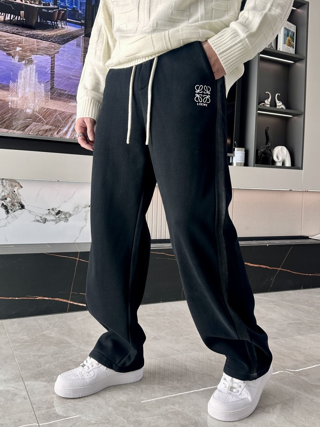 Loewe 2025秋冬最新系列男士加厚休闲裤！内里加绒，非常保暖，北方的宝子们赶紧备上！采用客供弹力柔