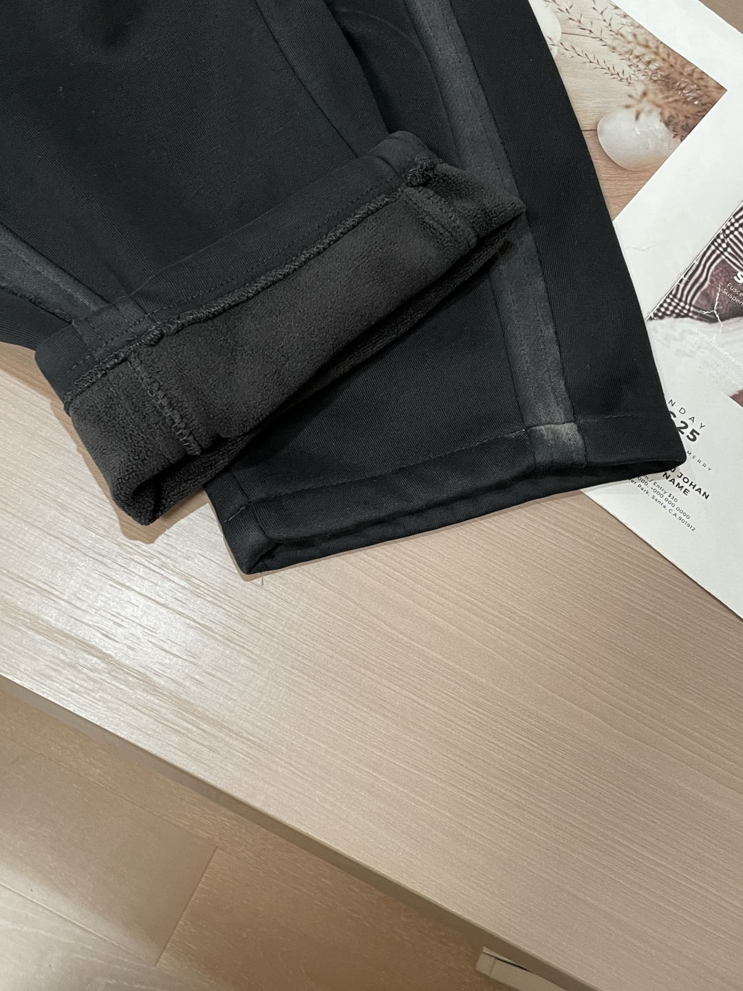 Loewe 2025秋冬最新系列男士加厚休闲裤！内里加绒，非常保暖，北方的宝子们赶紧备上！采用客供弹力柔