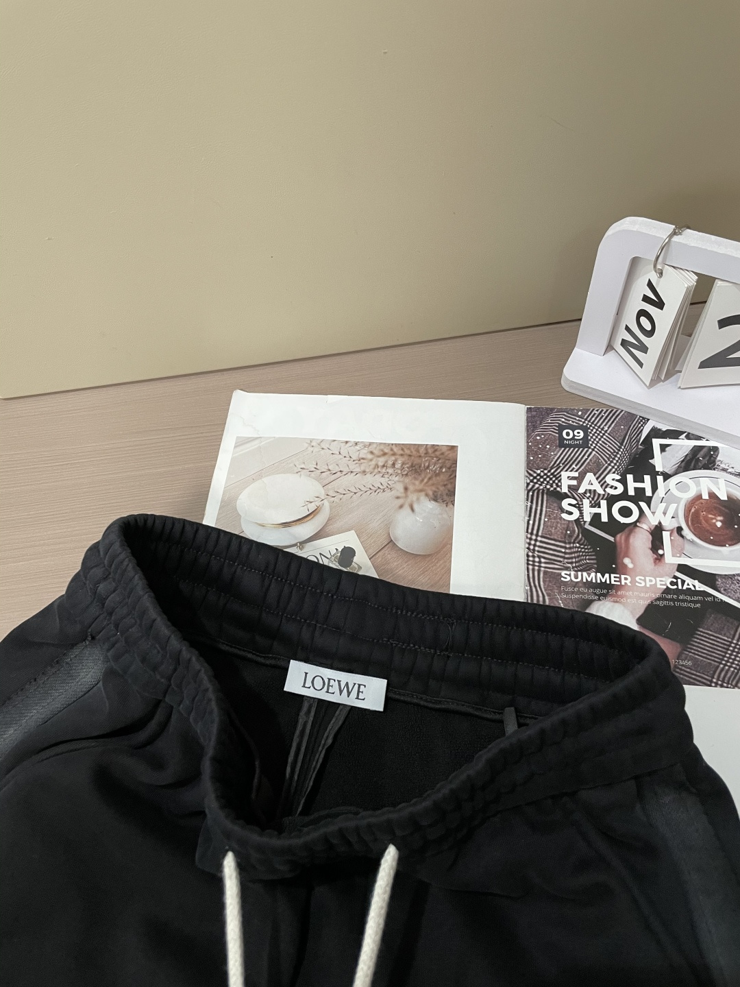 Loewe 2025秋冬最新系列男士加厚休闲裤！内里加绒，非常保暖，北方的宝子们赶紧备上！采用客供弹力柔