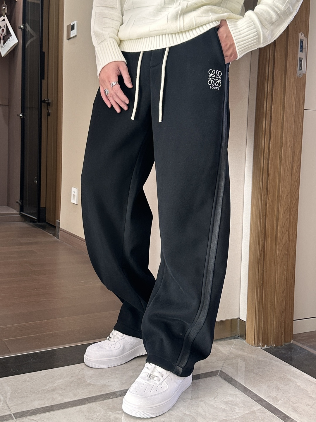 Loewe 2025秋冬最新系列男士加厚休闲裤！内里加绒，非常保暖，北方的宝子们赶紧备上！采用客供弹力柔