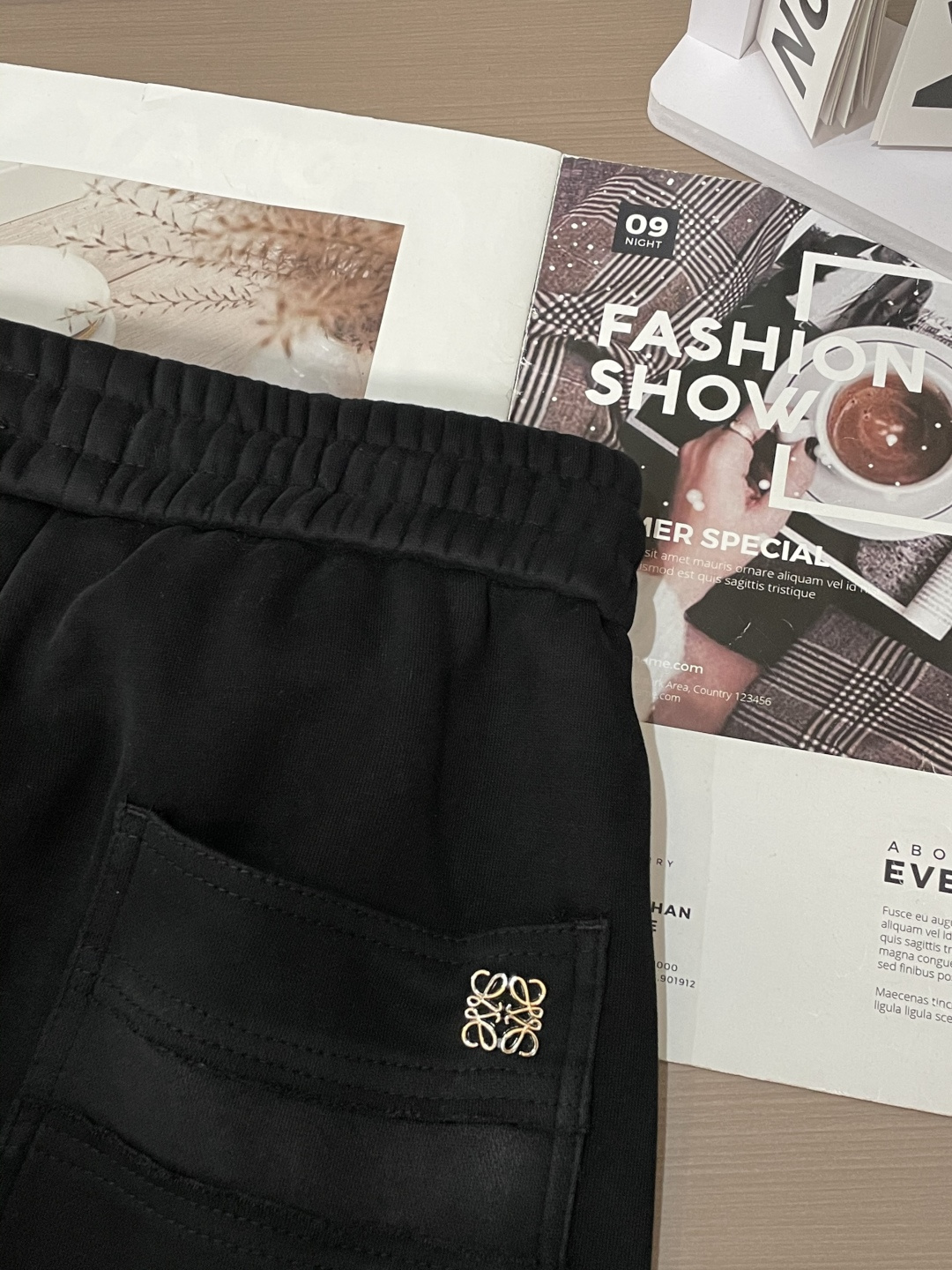 Loewe 2025秋冬最新系列男士加厚休闲裤！内里加绒，非常保暖，北方的宝子们赶紧备上！采用客供弹力柔