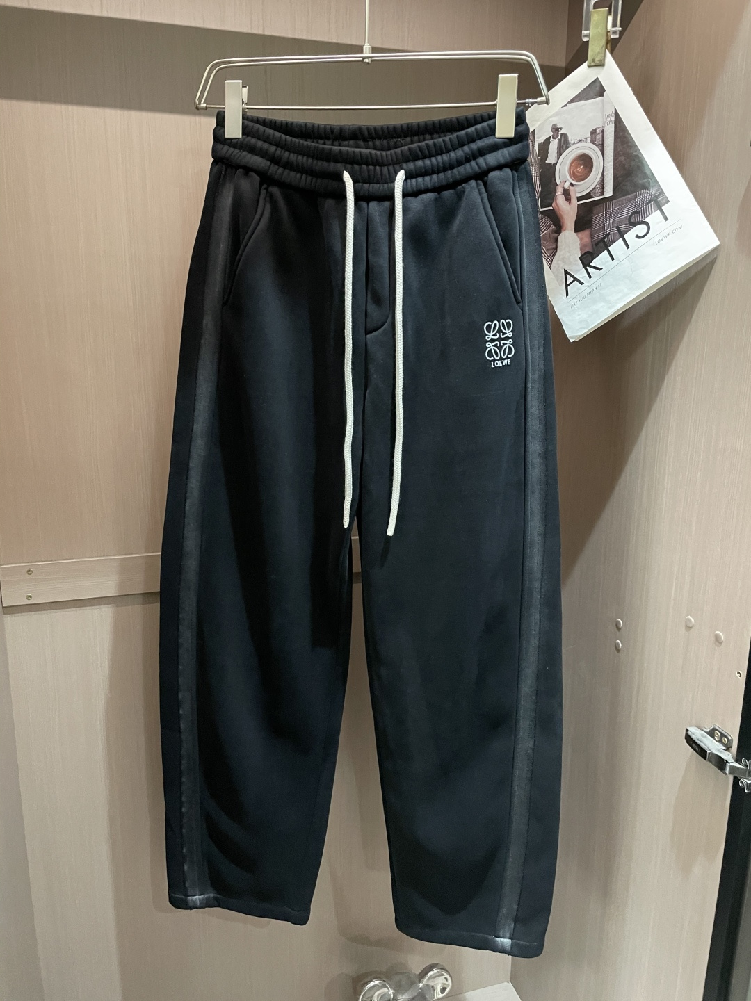 Loewe 2025秋冬最新系列男士加厚休闲裤！内里加绒，非常保暖，北方的宝子们赶紧备上！采用客供弹力柔