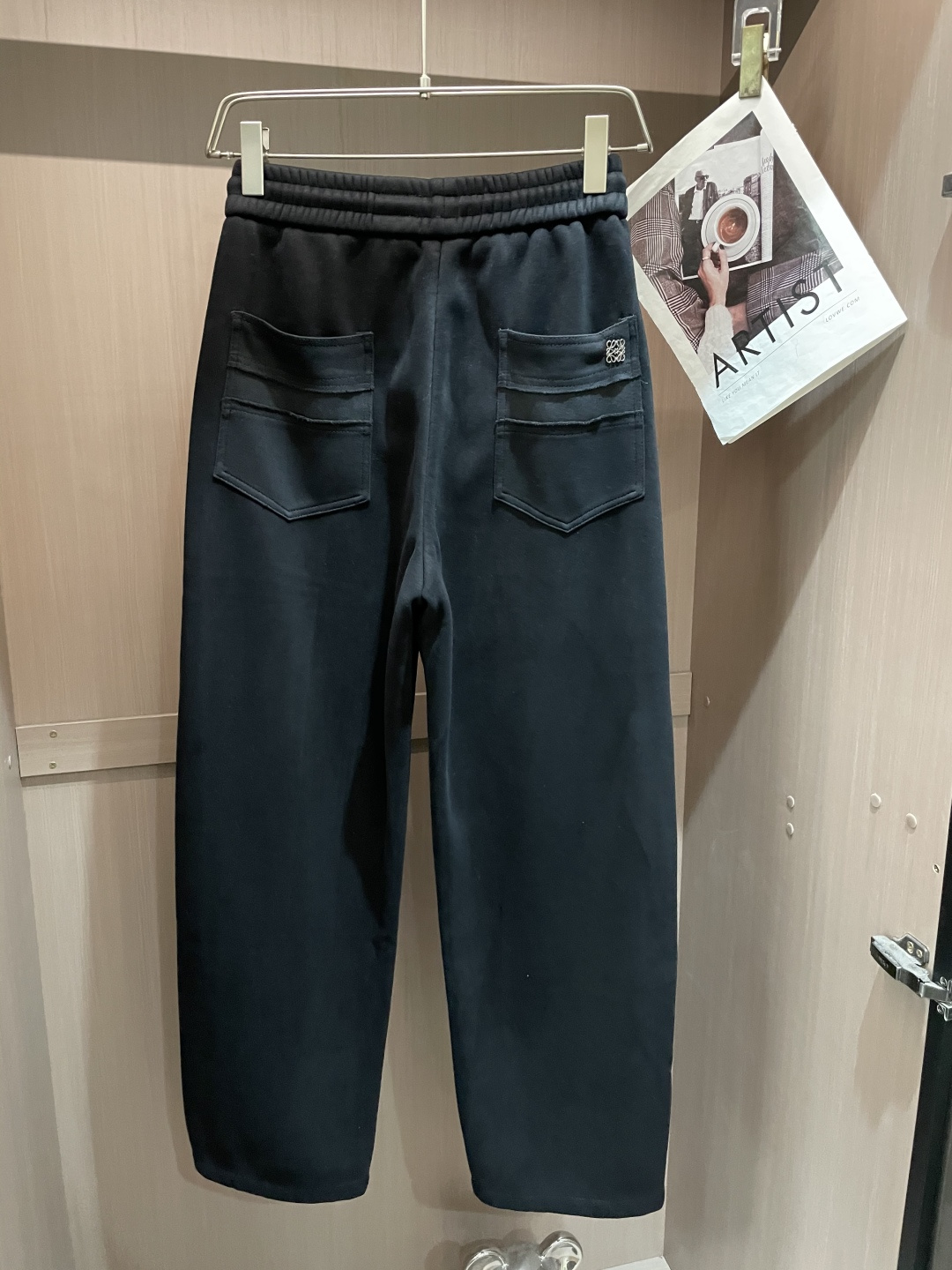 Loewe 2025秋冬最新系列男士加厚休闲裤！内里加绒，非常保暖，北方的宝子们赶紧备上！采用客供弹力柔