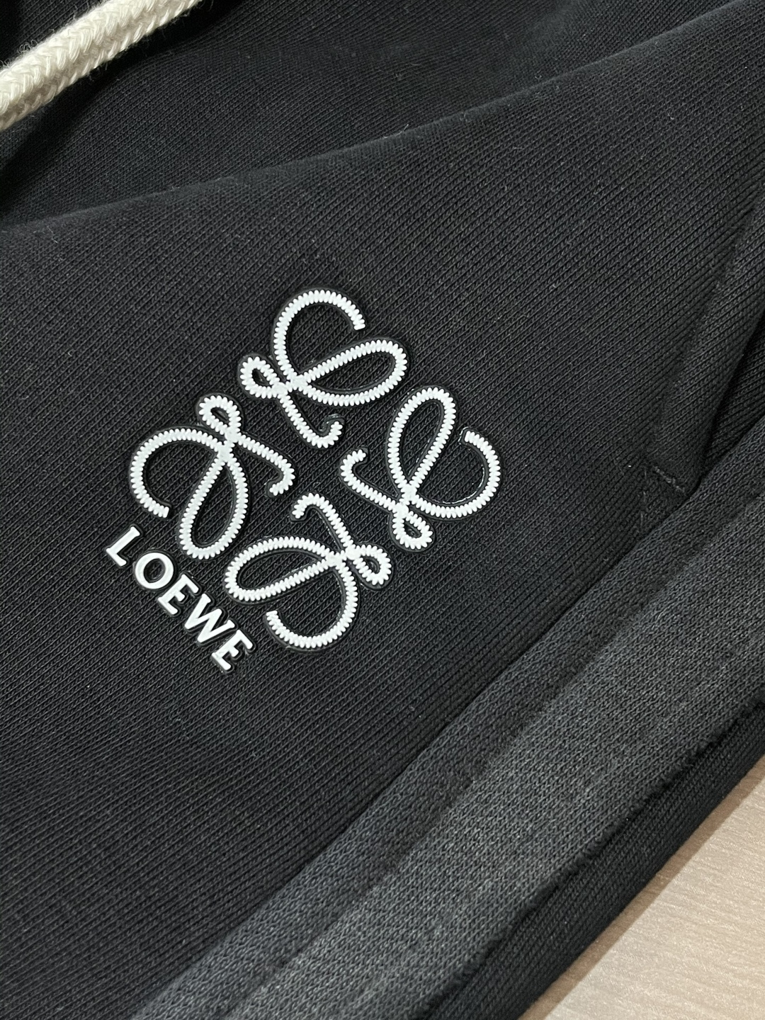 Loewe 2025秋冬最新系列男士加厚休闲裤！内里加绒，非常保暖，北方的宝子们赶紧备上！采用客供弹力柔