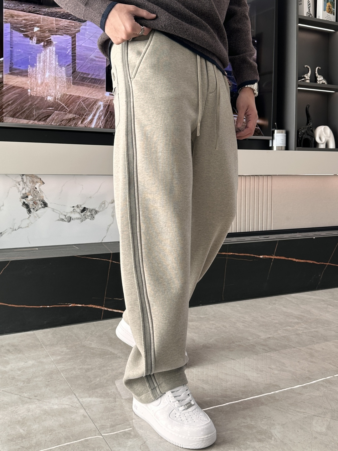 Loewe 2025秋冬最新系列男士加厚休闲裤！内里加绒，非常保暖，北方的宝子们赶紧备上！采用客供弹力柔