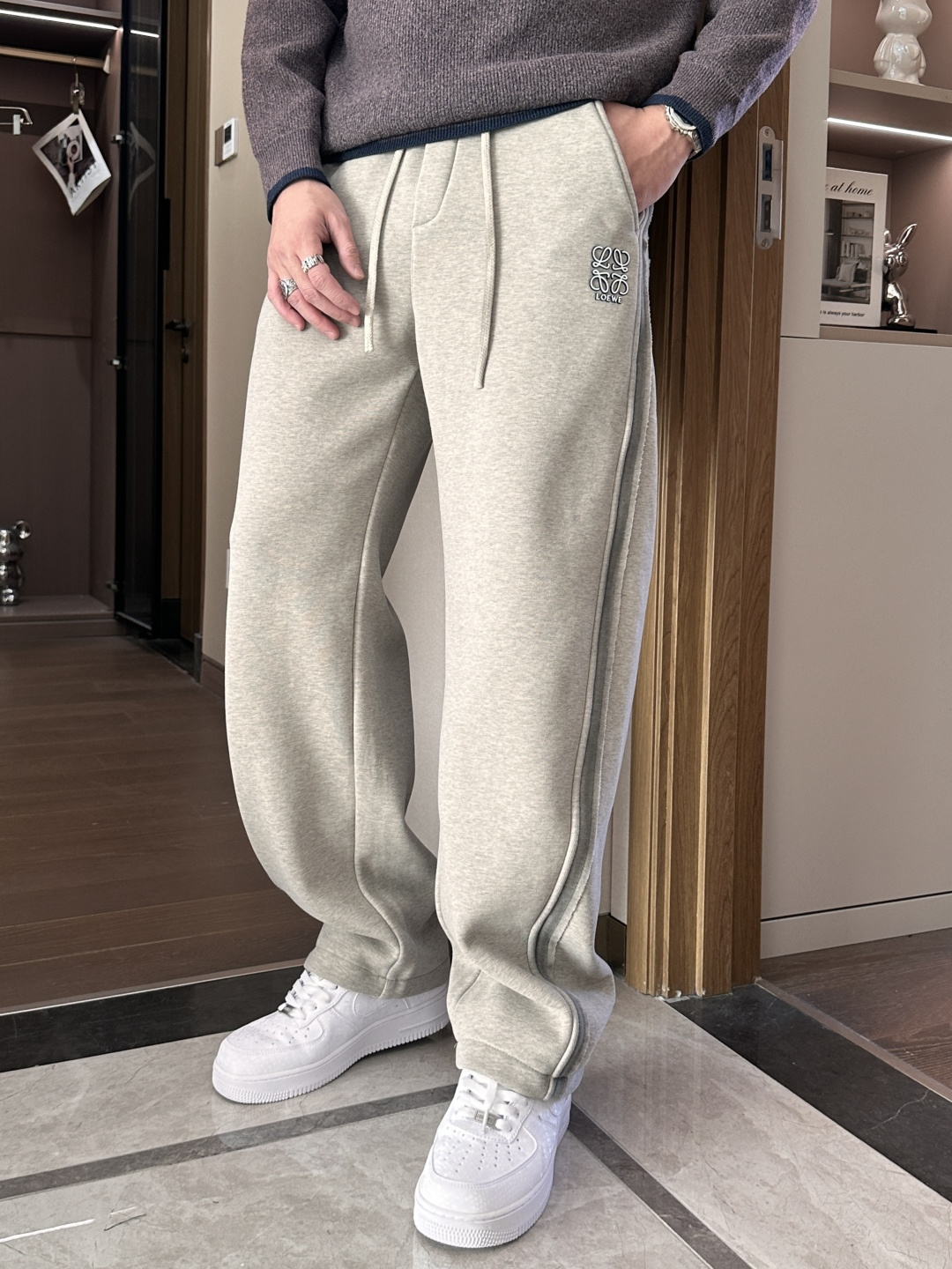 Loewe 2025秋冬最新系列男士加厚休闲裤！内里加绒，非常保暖，北方的宝子们赶紧备上！采用客供弹力柔