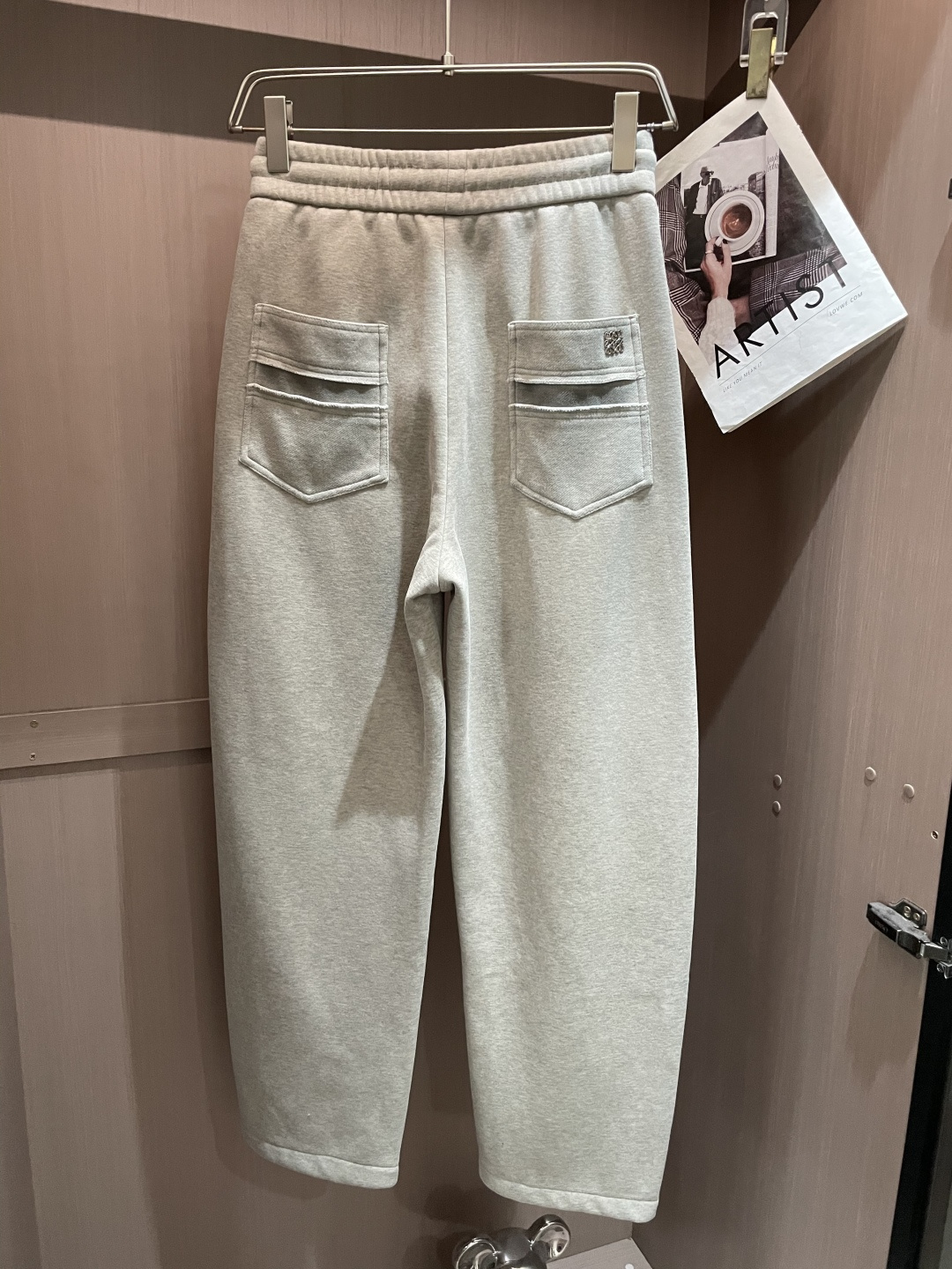 Loewe 2025秋冬最新系列男士加厚休闲裤！内里加绒，非常保暖，北方的宝子们赶紧备上！采用客供弹力柔