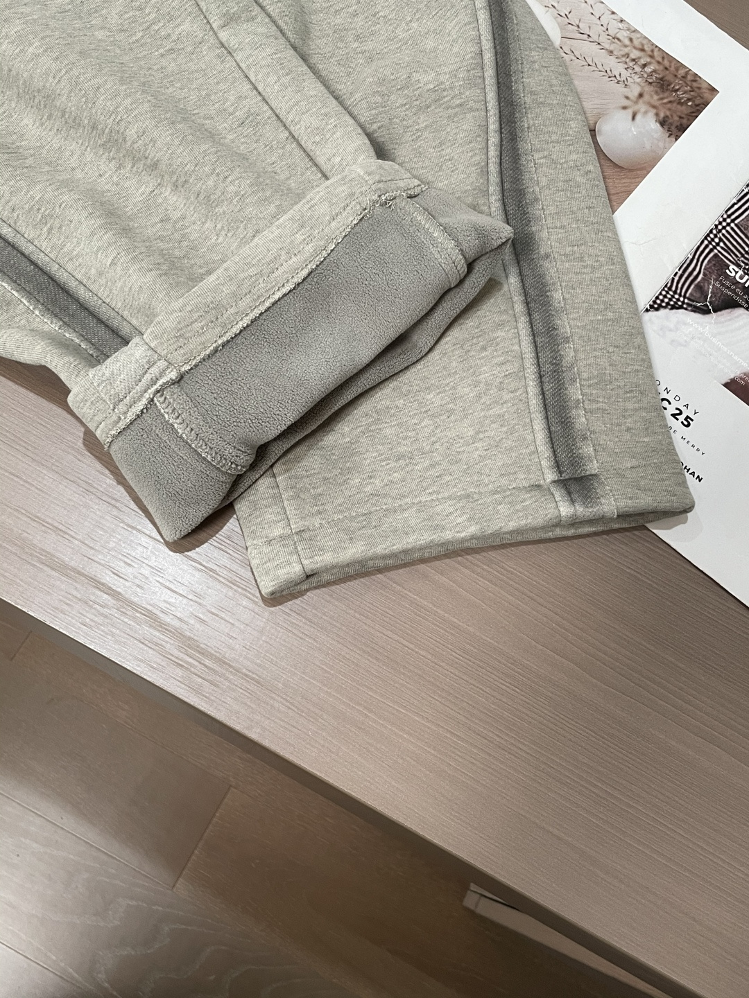 Loewe 2025秋冬最新系列男士加厚休闲裤！内里加绒，非常保暖，北方的宝子们赶紧备上！采用客供弹力柔