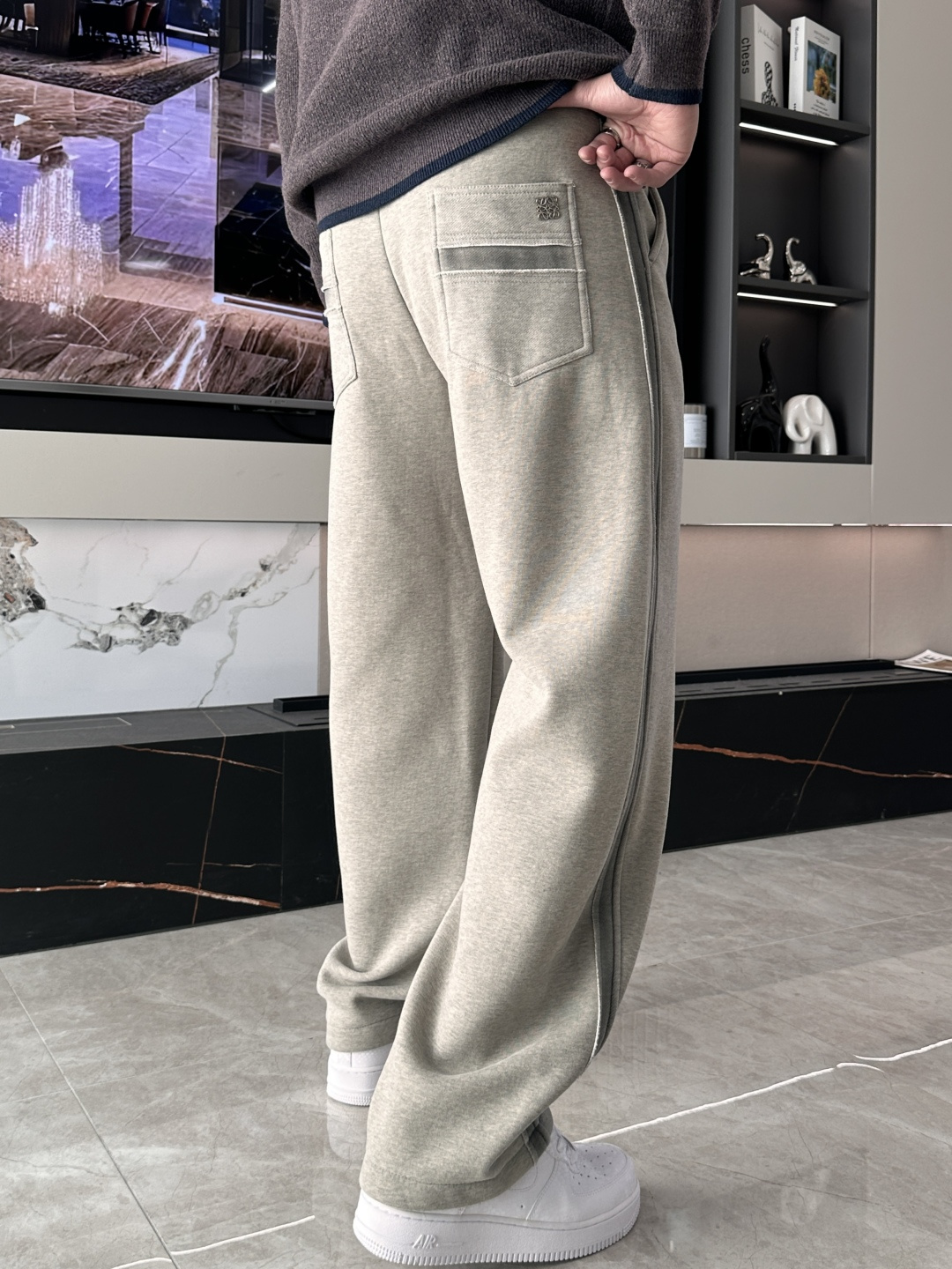 Loewe 2025秋冬最新系列男士加厚休闲裤！内里加绒，非常保暖，北方的宝子们赶紧备上！采用客供弹力柔