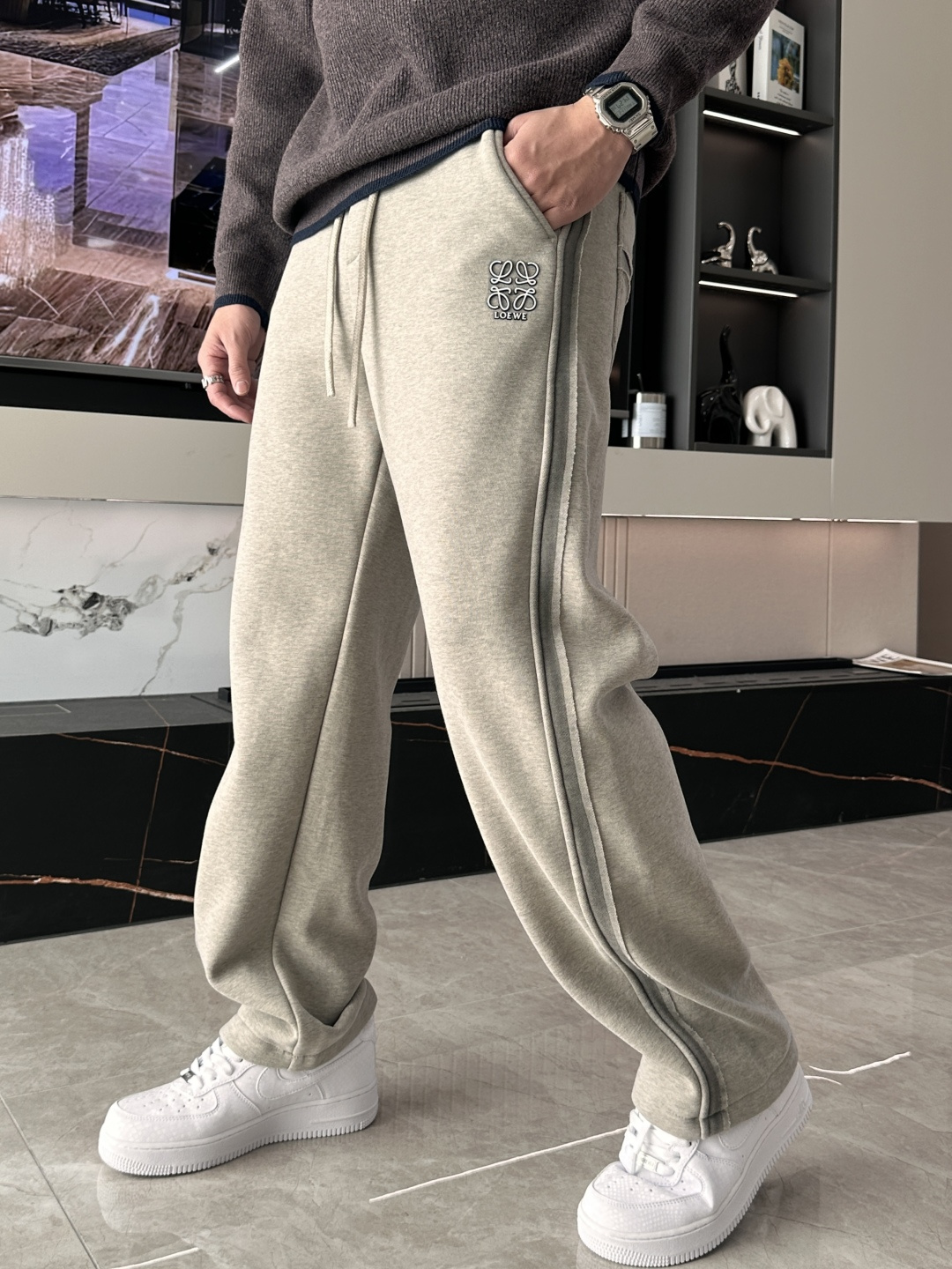 Loewe 2025秋冬最新系列男士加厚休闲裤！内里加绒，非常保暖，北方的宝子们赶紧备上！采用客供弹力柔