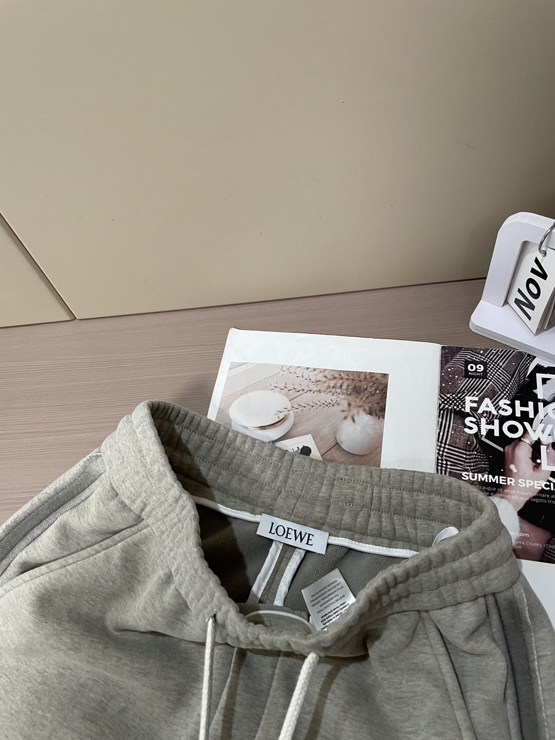 Loewe 2025秋冬最新系列男士加厚休闲裤！内里加绒，非常保暖，北方的宝子们赶紧备上！采用客供弹力柔