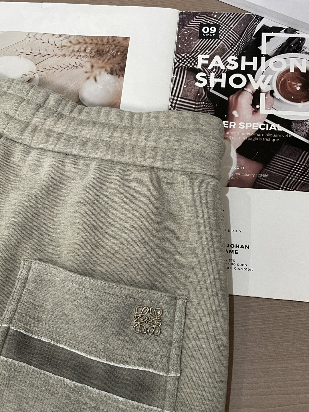 Loewe 2025秋冬最新系列男士加厚休闲裤！内里加绒，非常保暖，北方的宝子们赶紧备上！采用客供弹力柔