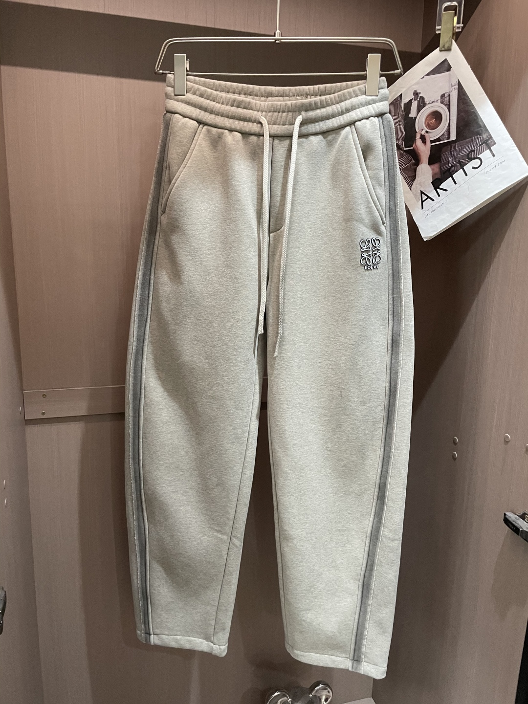 Loewe 2025秋冬最新系列男士加厚休闲裤！内里加绒，非常保暖，北方的宝子们赶紧备上！采用客供弹力柔