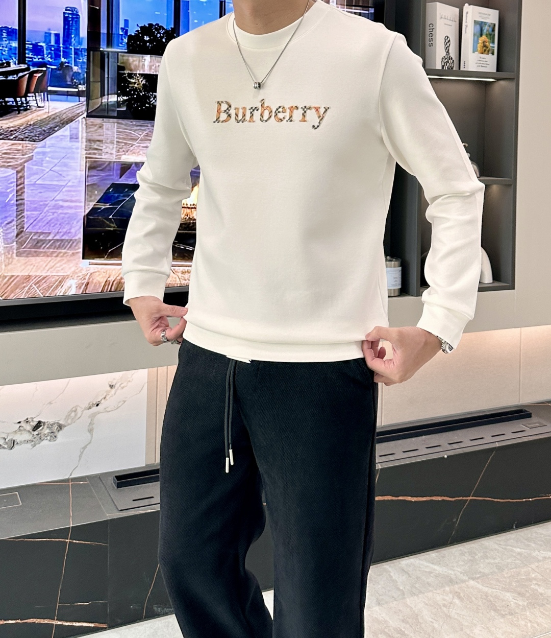 NO:657671,Bur's new autumn and winter long sleeves, customized fabrics, unique craftsmanship logo, excellent comfort and breathability, soft, anti-wrinkle, elasticity and excellent drape. Whether worn alone or layered, they are very handsome. Pursuing luxury, noble and elegant style, creating extraordinary men's taste, the visual effect is very good, extremely high-grade, simple and fashionable, a must-have choice for leisure and business!  Size M-3XL,,burberry,alexander wang19860909Bur 秋冬新款长袖,定制面料,独特工艺logo,舒适性与透气性兼优,柔软抗皱弹性和垂性极佳,无论是单穿或是内搭都是帅气十足,追求奢华高贵优雅风范,打造不凡男士品味,视觉效果非常赞,档次极高,简约时尚,休闲商务必备之选！ 码数M-3XL,,burberry,alexander wang,Men's clothing