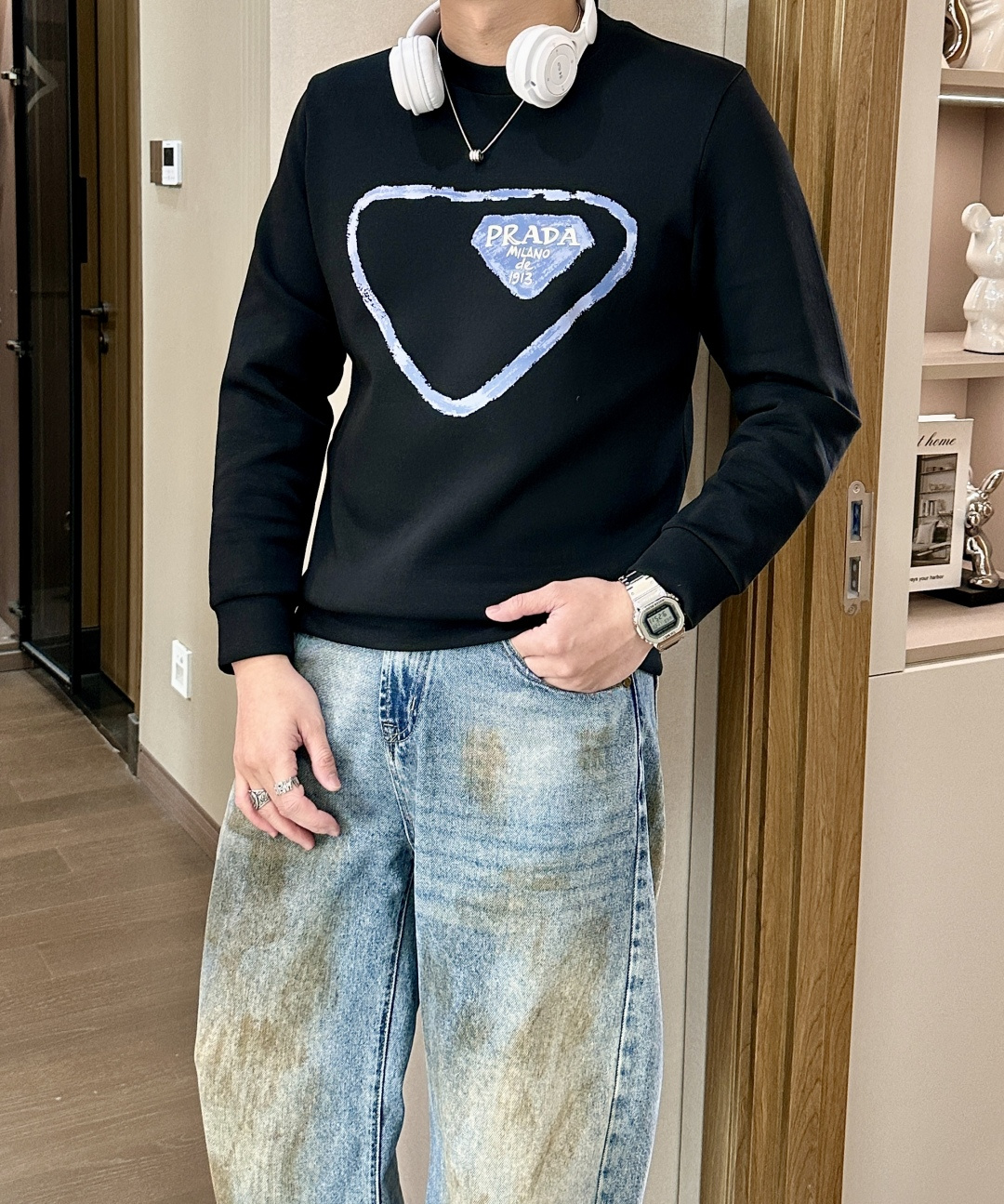 NO:657675,Prad's new autumn and winter long sleeves, customized fabrics, unique craftsmanship logo, excellent comfort and breathability, soft, anti-wrinkle, elasticity and excellent drape. Whether worn alone or layered, they are very handsome. They pursue luxury, noble and elegant style, and create extraordinary men's taste. The visual effect is very good, the grade is very high, simple and fashionable, a must-have choice for leisure and business!  Size M-3XL,,prada,alexander wang19860909Prad秋冬新款长袖,定制面料,独特工艺logo,舒适性与透气性兼优,柔软抗皱弹性和垂性极佳,无论是单穿或是内搭都是帅气十足,追求奢华高贵优雅风范,打造不凡男士品味,视觉效果非常赞,档次极高,简约时尚,休闲商务必备之选！ 码数M-3XL,,prada,alexander wang,Men's clothing