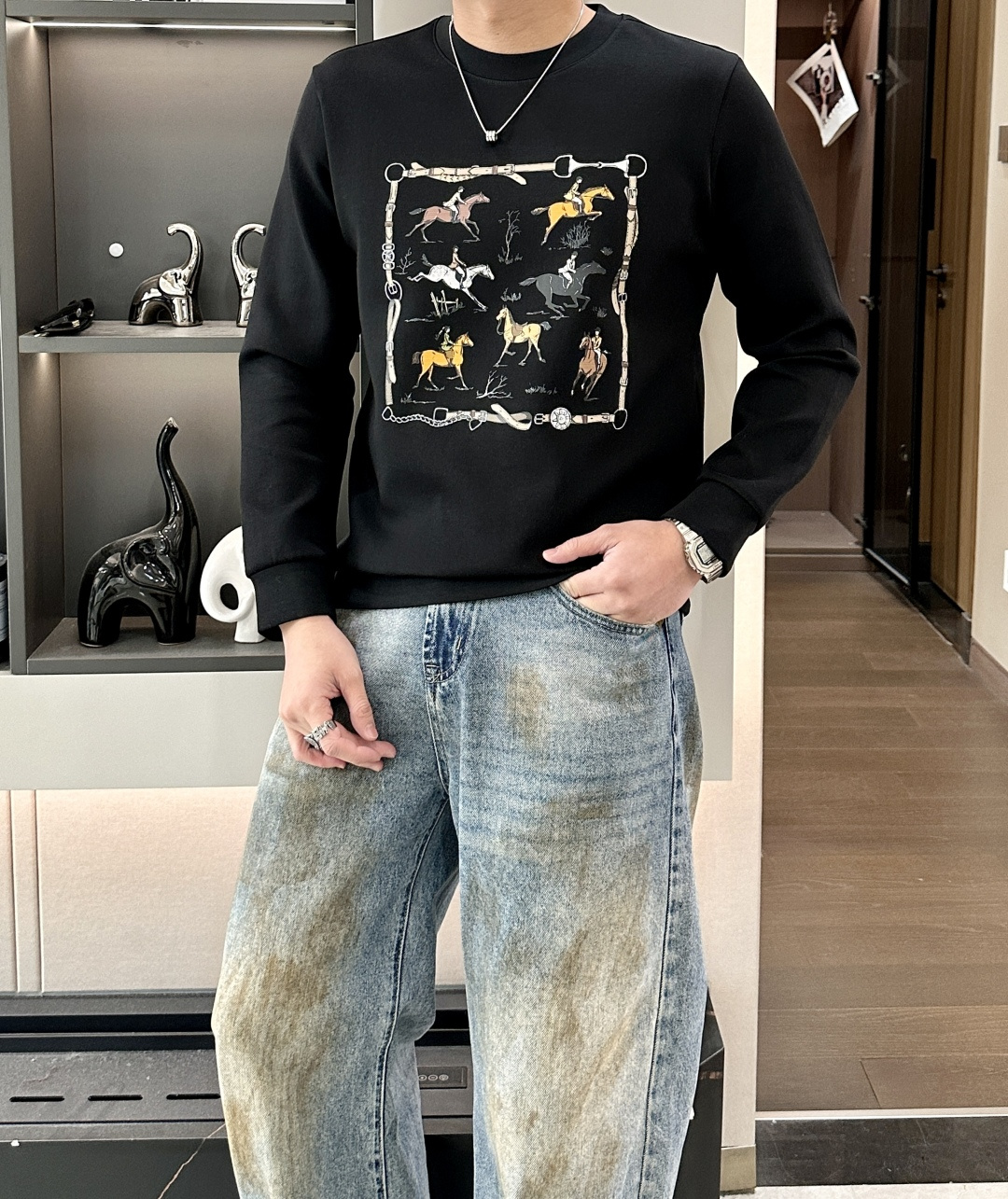 NO:657640,AIS' new autumn and winter long-sleeved model, customized fabrics, unique craftsmanship logo, excellent comfort and breathability, soft, anti-wrinkle, elasticity and excellent drape. It is very handsome whether worn alone or worn inside. Pursuing luxury, noble and elegant style, creating extraordinary men's taste, the visual effect is very good, extremely high-grade, simple and fashionable, a must-have choice for leisure and business!  Size M-3XL,,alexander wang19860909爱仕 秋冬新款长袖,定制面料,独特工艺logo,舒适性与透气性兼优,柔软抗皱弹性和垂性极佳,无论是单穿或是内搭都是帅气十足,追求奢华高贵优雅风范,打造不凡男士品味,视觉效果非常赞,档次极高,简约时尚,休闲商务必备之选！ 码数M-3XL,,alexander wang,Men's clothing