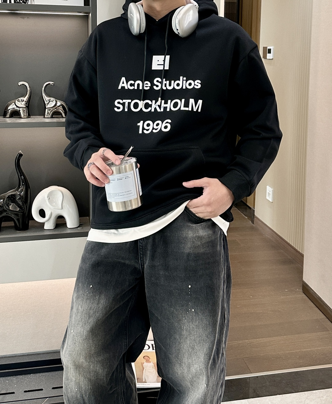 NO:657650,Acne ss new men's sweatshirt, thickened hooded sweatshirt, custom made fabric, you can see from the beginning that it is very smooth fabric, soft and skin-friendly, the upper body is crisp and stylish, the surface has a warm luster, high-end and texture, the upper body is very distinctive, brand letter logo embellishment, elegant and natural version, moderate thickness, suitable for autumn and winter wear, business and casual wear. Size M-2XL,,acne  studios,hoodie,sweatshirts,hats,alexander wang19860909Acne ss新款男士卫衣 加厚款连帽卫衣,客供定织料,入手便知极具柔滑面料,手感柔软亲肤,上身挺括有型,表面又有着温润的光泽感,高档而显质感,上身很有特点,品牌字母标识点缀,优雅自然的版型,厚度适中,适合秋冬穿着,商务休闲都很实穿的一款. 尺码M-2XL,,acne studios,hoodie,sweatshirts,hats,alexander wang,Men's clothing