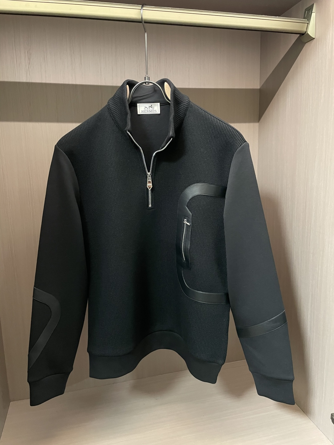 NO:623640,AIS Boutique Bottoming Shirt Trading Company Order 25SS New Autumn and Winter Italian Light Luxury Men's Casual Long-Sleeved Bottoming Shirt Long-sleeved T-shirt Sweatshirt The flat anti-wrinkle performance allows you to always wear it upright and stylish. It shows fine texture and shimmer, moderate softness and smooth drape, anti-wear and no pilling, the fabric is firm and strong, has strong wrinkle resistance, and has excellent moisture absorption and breathability!  The selected new fabrics are environmentally friendly and sustainable. They are all made of high-density fabrics, with a delicate and soft feel, high elasticity and plasticity. The upper body is wide and stylish, the texture is invincible, the skin-friendly is excellent, and the texture and texture reveal a sense of luxury and luxury!  Not only that, the meticulous workmanship also makes the entire bottoming shirt look exquisite and extraordinary. Reinforced double-thread sewing makes it more flat and three-dimensional. Sizes 48-56, hoodie, sweatshirts, tees, t-shirt, alexander wang19860909爱士 精品打底衫 贸易公司订单 25SS 秋冬新款意式轻奢男士休闲长袖打底衫长袖 T恤 卫衣 平整的抗皱性能让您穿着始终挺拔有型.呈现出细密的肌理和微光感,柔软适中顺滑有垂感,抗磨不起球,面料牢固结实,抗皱性强,吸湿性与透气性都极为优越！ 挑选的新型面料环保可持续性使用.均为高密度织物制造而成,手感细腻柔软,有弹性可塑性高,穿着上身挺阔有型,质感无敌,亲肤性绝佳,肌理纹路透着高级和华丽感！ 不仅如此,细致做工也让整个打底衫显得精致非凡. 加固双线缝制 更加平整立体有型 尺码48-56,,hoodie,sweatshirts,tees，t-shirt,alexander wang,Men's clothing