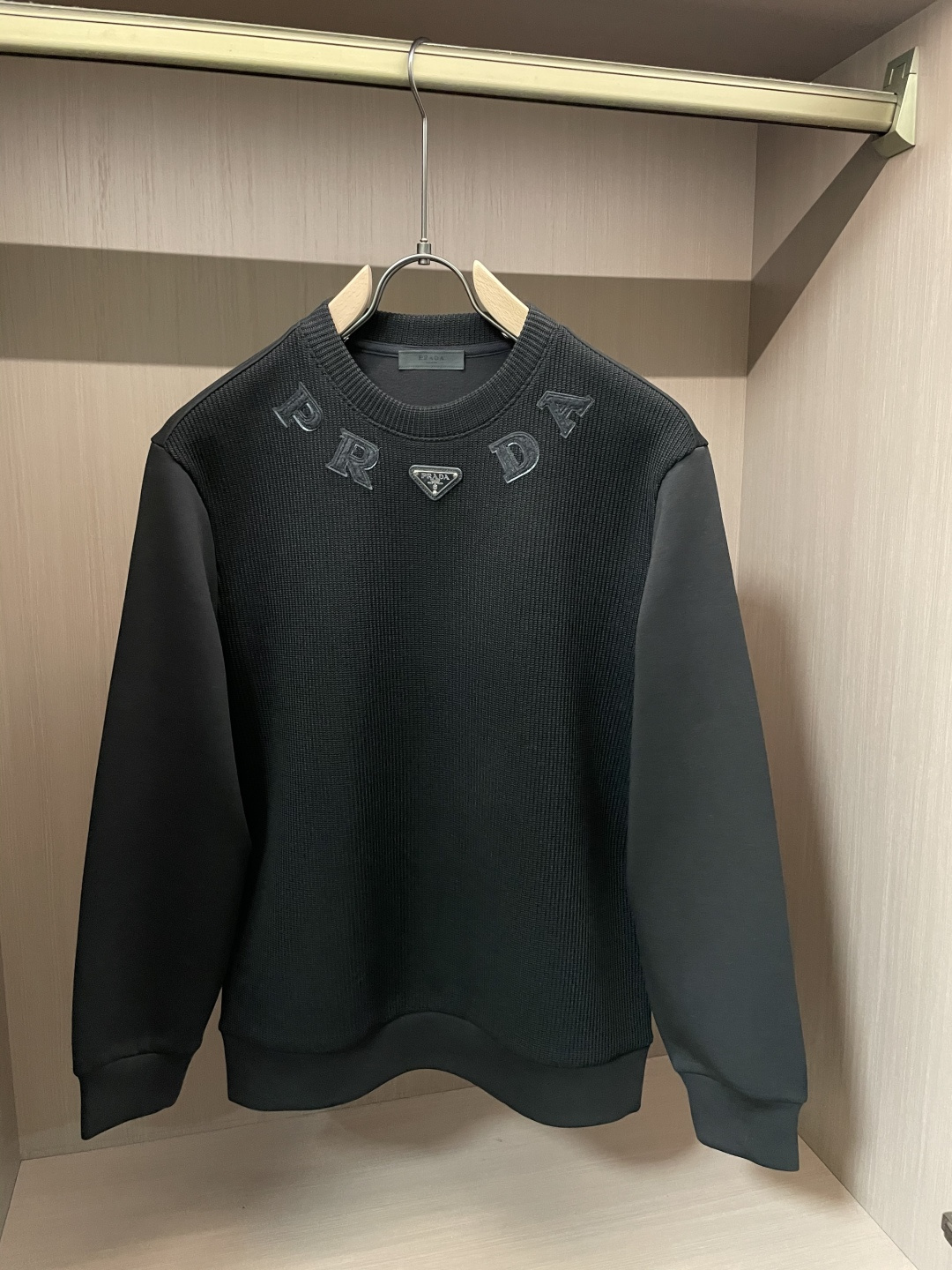 NO:623646,Prad boutique bottoming shirt trading company order 25SS new autumn and winter Italian light luxury men's casual long-sleeved bottoming shirt long-sleeved T-shirt sweatshirt. The flat anti-wrinkle performance allows you to always wear it upright and stylish. It shows fine texture and shimmering feeling, soft and moderate smooth drape, anti-wear and no pilling, the fabric is strong and strong, strong wrinkle resistance, moisture absorption and breathability are extremely superior!  The selected new fabrics are environmentally friendly and sustainable. They are all made of high-density fabrics, with a delicate and soft feel, high elasticity and plasticity. The upper body is wide and stylish, the texture is invincible, the skin-friendly is excellent, and the texture and texture reveal a sense of luxury and luxury!  Not only that, the meticulous workmanship also makes the entire bottoming shirt look exquisite and extraordinary. Reinforced double-thread sewing makes it more flat and three-dimensional. Sizes 48-56, prada, hoodie, sweatshirts, tees, t-shirt, alexander wang19860909Prad 精品打底衫 贸易公司订单 25SS 秋冬新款意式轻奢男士休闲长袖打底衫长袖 T恤 卫衣 平整的抗皱性能让您穿着始终挺拔有型.呈现出细密的肌理和微光感,柔软适中顺滑有垂感,抗磨不起球,面料牢固结实,抗皱性强,吸湿性与透气性都极为优越！ 挑选的新型面料环保可持续性使用.均为高密度织物制造而成,手感细腻柔软,有弹性可塑性高,穿着上身挺阔有型,质感无敌,亲肤性绝佳,肌理纹路透着高级和华丽感！ 不仅如此,细致做工也让整个打底衫显得精致非凡. 加固双线缝制 更加平整立体有型 尺码48-56,,prada,hoodie,sweatshirts,tees，t-shirt,alexander wang,Men's clothing