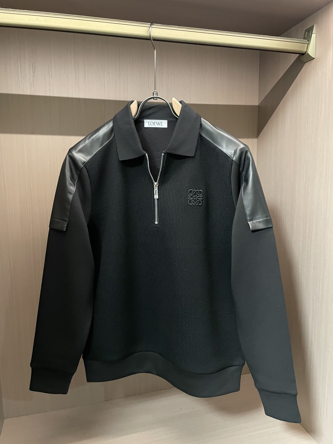 NO:623652,Loewe boutique bottoming shirt trading company order 25SS new autumn and winter Italian light luxury men's casual long-sleeved bottoming shirt long-sleeved T-shirt sweatshirt The flat anti-wrinkle performance allows you to always wear upright and stylish. It presents a fine texture and shimmering feeling, soft and moderate smooth drape, anti-wear and no pilling, the fabric is firm and strong, strong wrinkle resistance, moisture absorption and breathability are extremely superior!  The selected new fabrics are environmentally friendly and sustainable. They are all made of high-density fabrics, with a delicate and soft feel, high elasticity and plasticity. The upper body is wide and stylish, the texture is invincible, the skin-friendly is excellent, and the texture and texture reveal a sense of luxury and luxury!  Not only that, the meticulous workmanship also makes the entire bottoming shirt look exquisite and extraordinary. Reinforced double-thread sewing makes it more flat and three-dimensional. Sizes 48-56, loewe, hoodie, sweatshirts, tees, t-shirt, alexander wang19860909Loewe 精品打底衫 贸易公司订单 25SS 秋冬新款意式轻奢男士休闲长袖打底衫长袖 T恤 卫衣 平整的抗皱性能让您穿着始终挺拔有型.呈现出细密的肌理和微光感,柔软适中顺滑有垂感,抗磨不起球,面料牢固结实,抗皱性强,吸湿性与透气性都极为优越！ 挑选的新型面料环保可持续性使用.均为高密度织物制造而成,手感细腻柔软,有弹性可塑性高,穿着上身挺阔有型,质感无敌,亲肤性绝佳,肌理纹路透着高级和华丽感！ 不仅如此,细致做工也让整个打底衫显得精致非凡. 加固双线缝制 更加平整立体有型 尺码48-56,,loewe,hoodie,sweatshirts,tees，t-shirt,alexander wang,Men's clothing