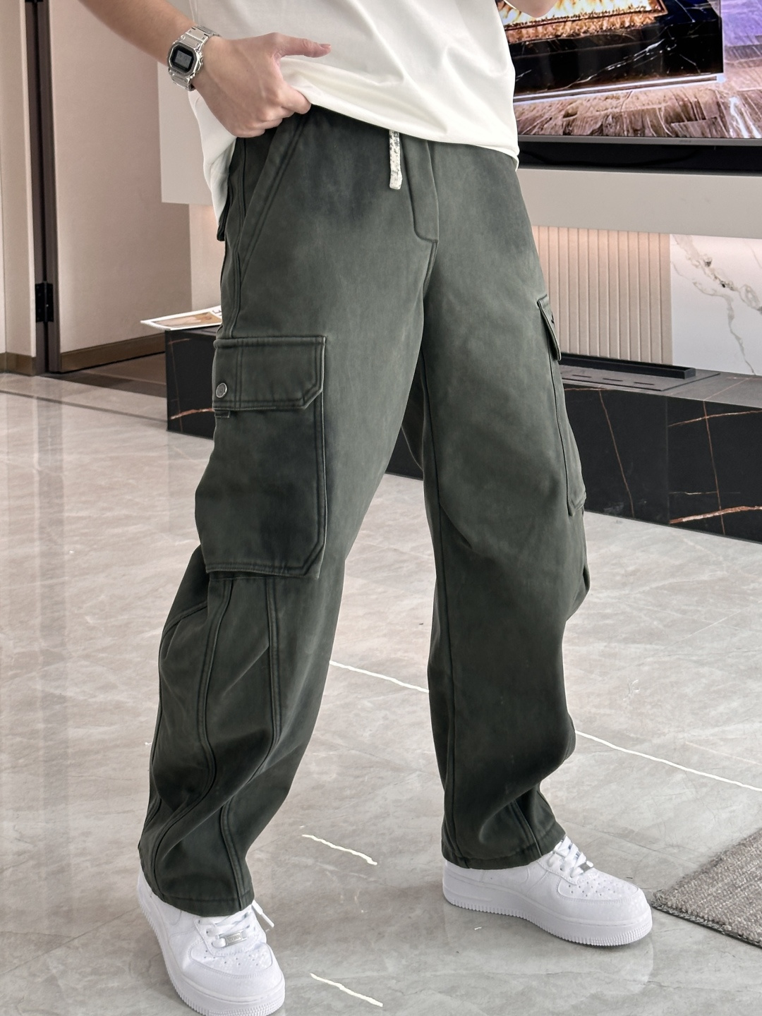 NO:623670,Arc'teryx's latest autumn and winter series of men's thickened casual pants!  It's lined with velvet and is very warm, so those in the north should quickly prepare it!  Made of customer-supplied elastic soft cotton material, soft and delicate, and feels great!  The brand style is clear at a glance!  Minimalist design, no extra exaggerated elements to declare victory, fine details, original custom-made hardware accessories, just the right thickness, easy to control in all weathers, classic color upper body, very energetic, multiple styles of wear, casual business, daily life, fashion trends can be controlled!  The overall style and fashion sense are extremely outstanding, bringing extraordinary clothing taste!  Size M-XXXL,arc'teryx,alexander wang19860909始祖鸟 秋冬最新系列男士加厚休闲裤！ 内里加绒,非常保暖,北方的宝子们赶紧备上！ 采用客供弹力柔棉材质,柔软细腻,手感绝佳！品牌格调一览无余！极简主义设计,没有多余浮夸的元素来宣兵夺主,细节做工精细,五金配件原版定制,厚薄程度也是恰到好处,轻松驾驭各种天气,经典颜色上身很显精气神,多种风格穿搭,休闲商务、日常生活、时尚潮流均可驾驭！整体不论是档次还是时尚感都是极为出色的,带来非凡的衣着品味！ 尺码 M-XXXL,arc'teryx,alexander wang,Men's clothing