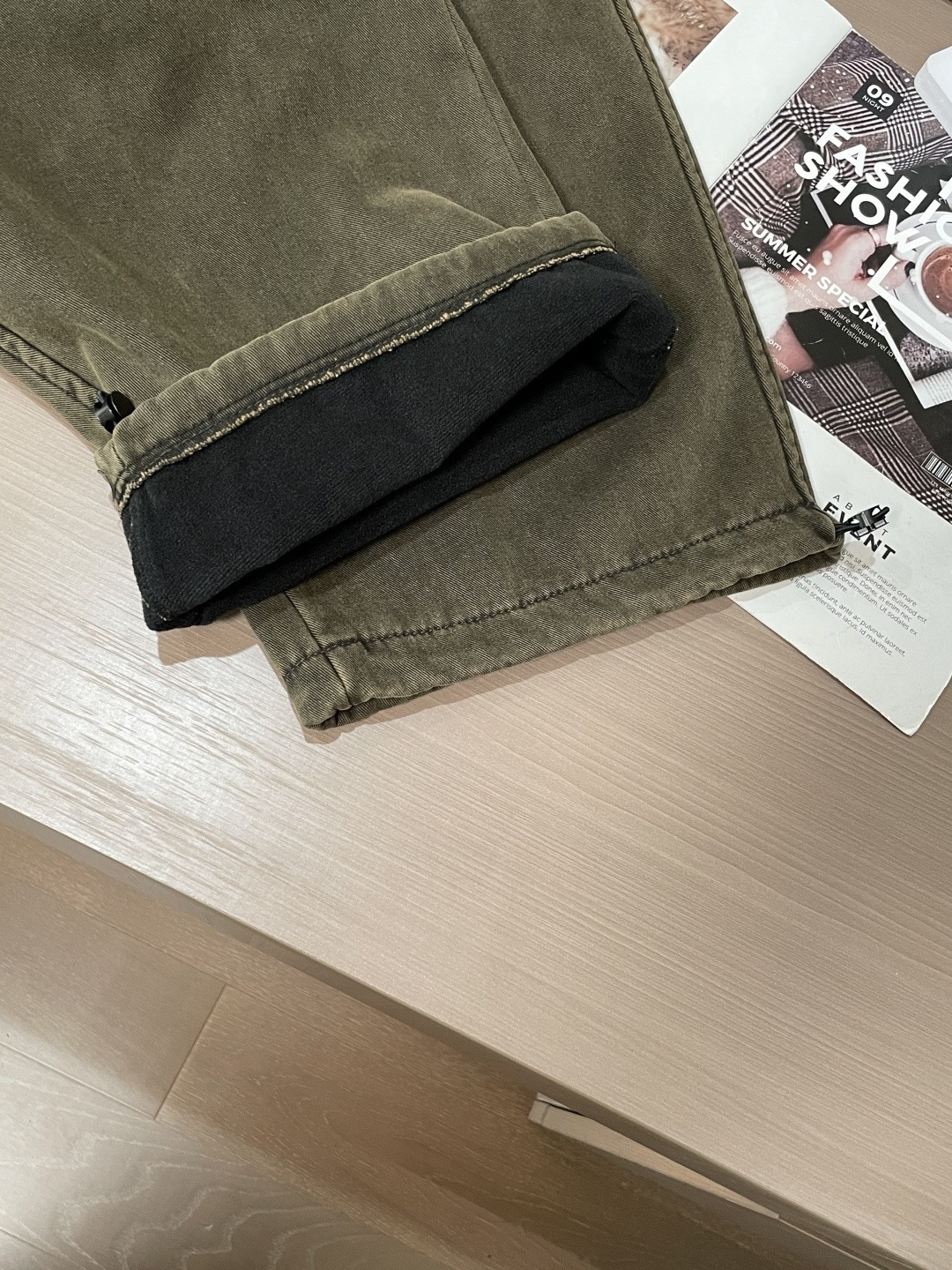 Lv 2025秋冬最新系列男士加厚休闲裤！内里加绒，非常保暖，北方的宝子们赶紧备上！采用客供弹力柔棉材质