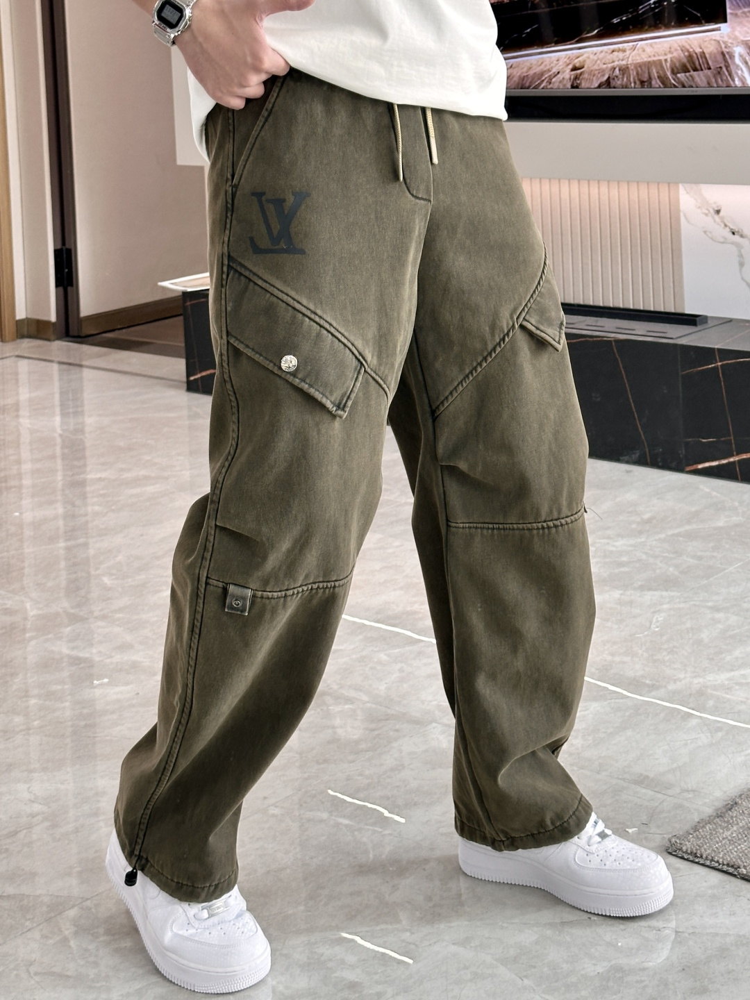 Lv 2025秋冬最新系列男士加厚休闲裤！内里加绒，非常保暖，北方的宝子们赶紧备上！采用客供弹力柔棉材质