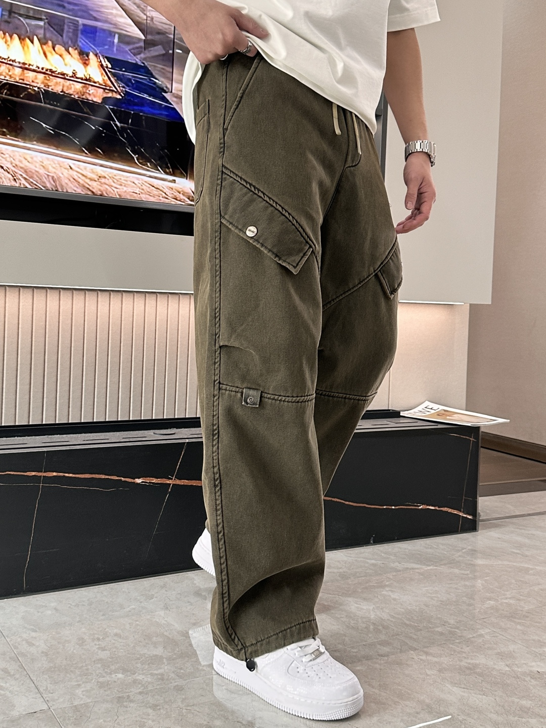 Lv 2025秋冬最新系列男士加厚休闲裤！内里加绒，非常保暖，北方的宝子们赶紧备上！采用客供弹力柔棉材质