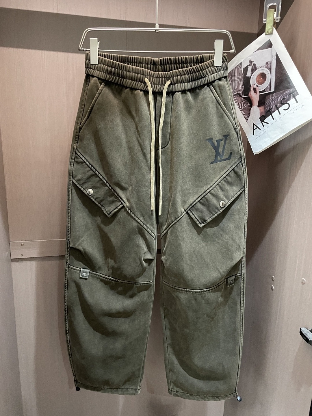 Lv 2025秋冬最新系列男士加厚休闲裤！内里加绒，非常保暖，北方的宝子们赶紧备上！采用客供弹力柔棉材质