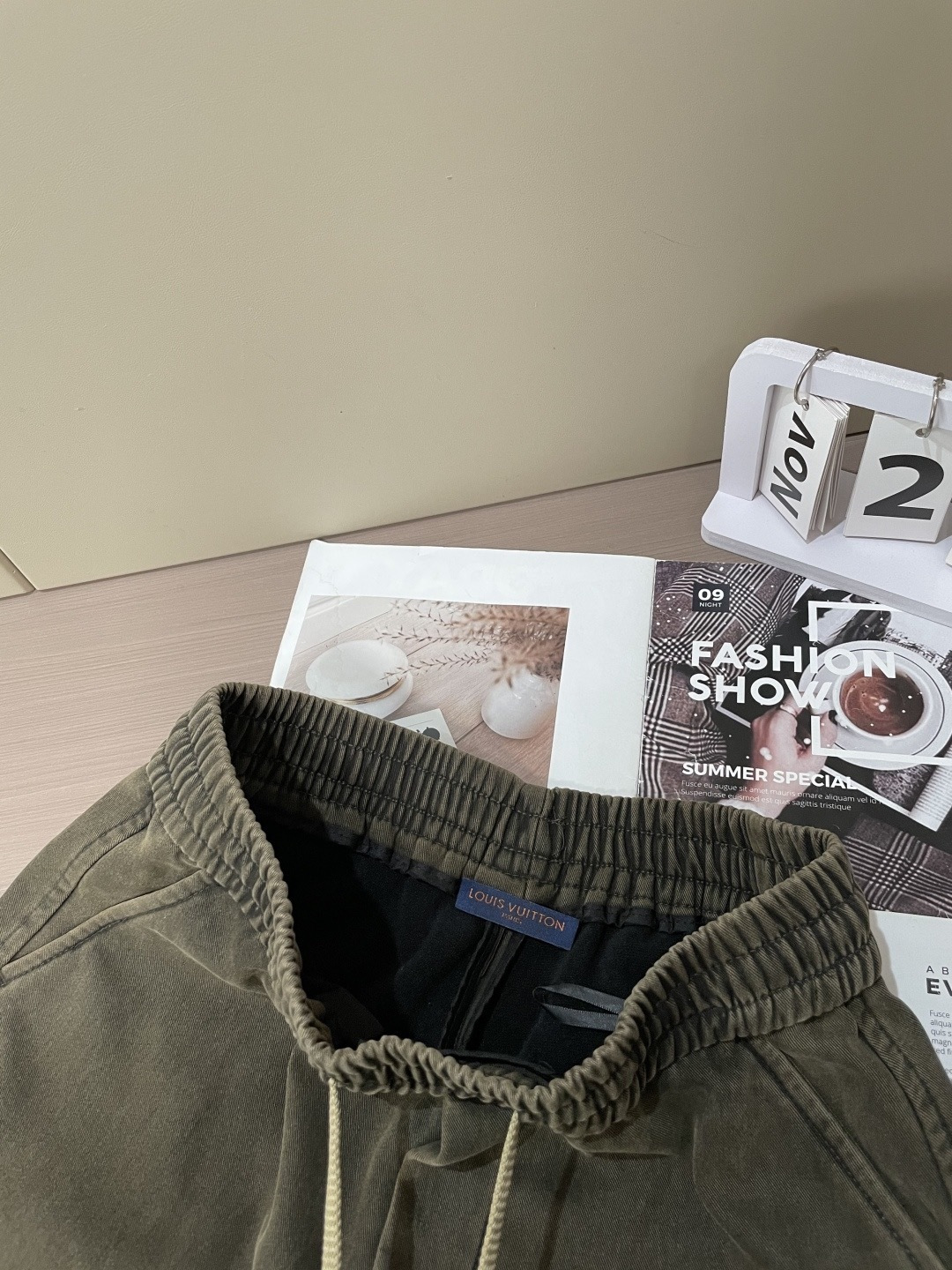 Lv 2025秋冬最新系列男士加厚休闲裤！内里加绒，非常保暖，北方的宝子们赶紧备上！采用客供弹力柔棉材质