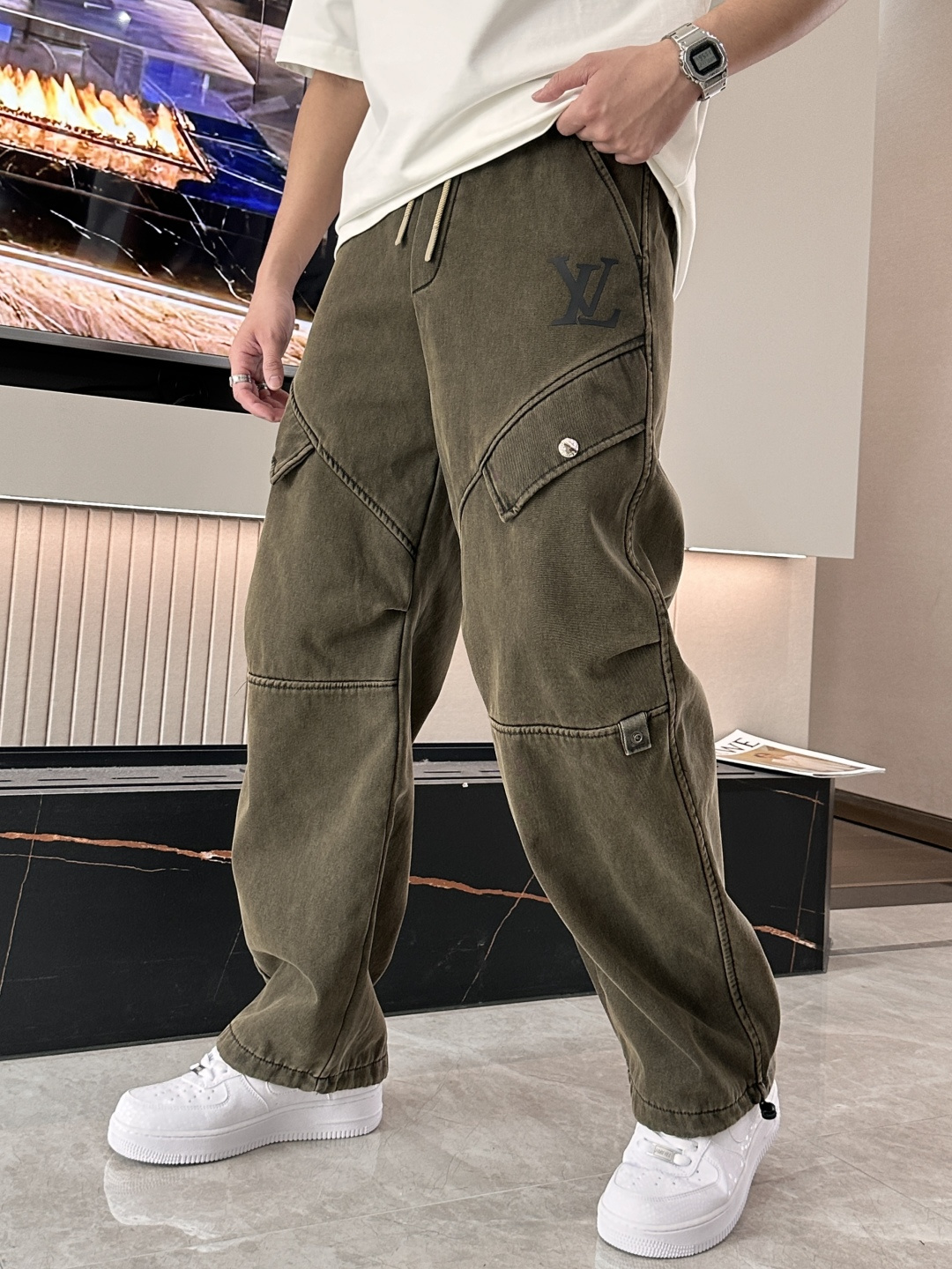 Lv 2025秋冬最新系列男士加厚休闲裤！内里加绒，非常保暖，北方的宝子们赶紧备上！采用客供弹力柔棉材质