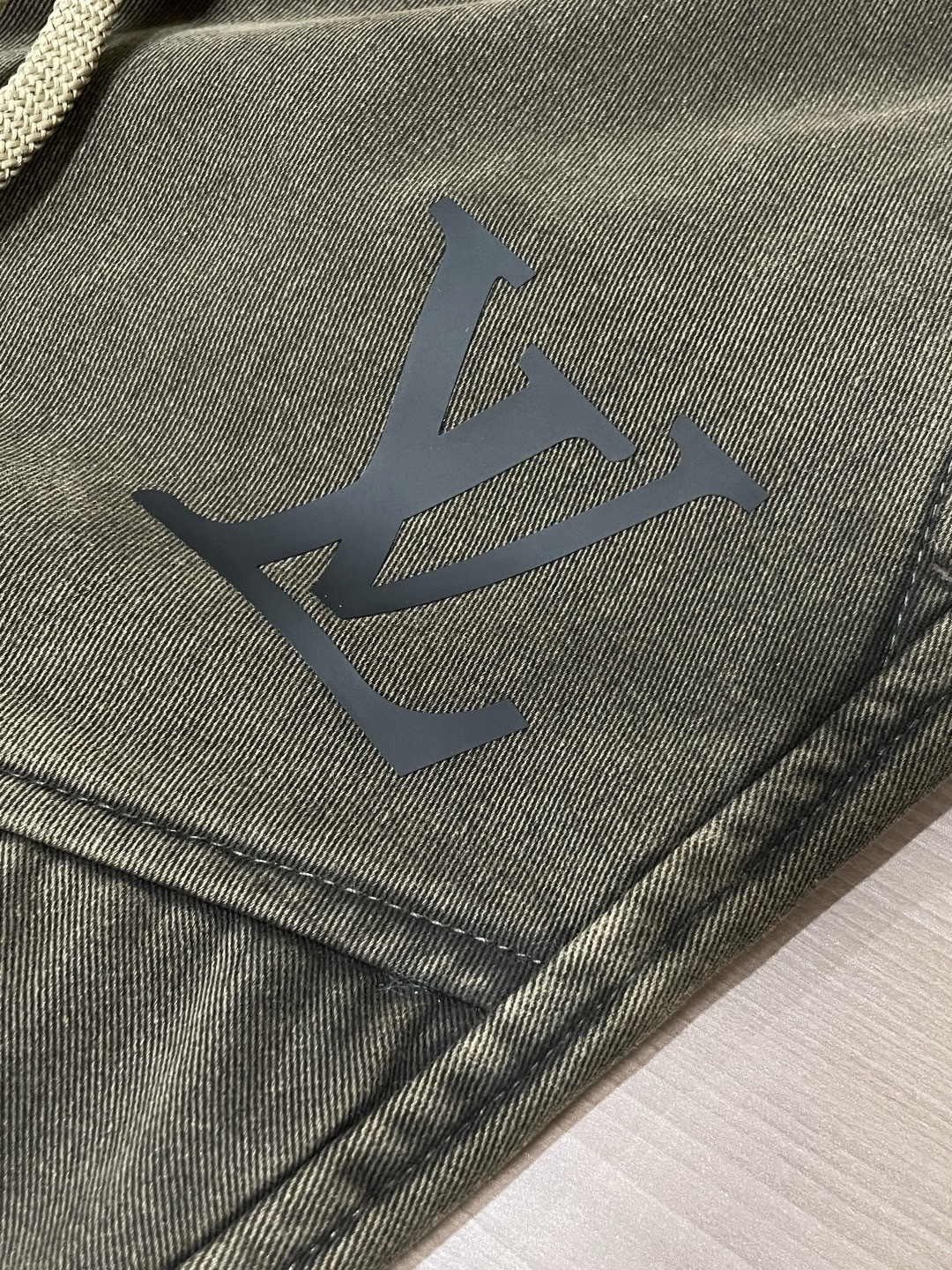 Lv 2025秋冬最新系列男士加厚休闲裤！内里加绒，非常保暖，北方的宝子们赶紧备上！采用客供弹力柔棉材质