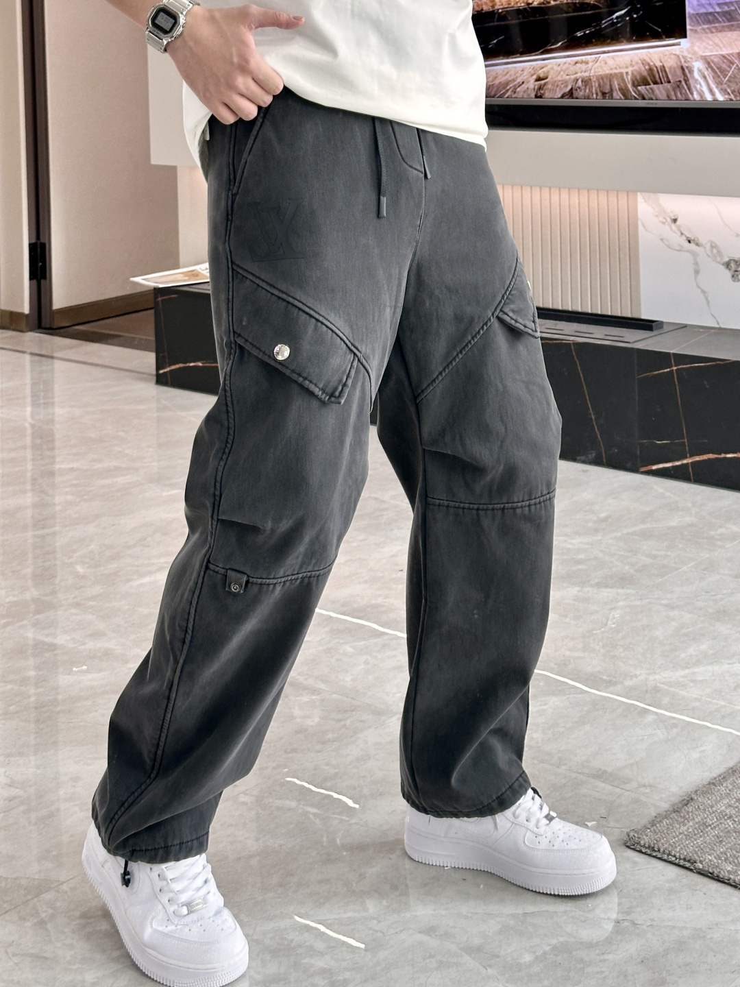 NO:623618,Lv's latest autumn and winter series of men's thickened casual pants!  It's lined with velvet and is very warm, so those in the north should quickly prepare it!  Made of customer-supplied elastic soft cotton material, soft and delicate, and feels great!  The brand style is clear at a glance!  Minimalist design, no extra exaggerated elements to declare victory, fine details, original custom-made hardware accessories, just the right thickness, easy to control in all weathers, classic color upper body, very energetic, multiple styles of wear, casual business, daily life, fashion trends can be controlled!  The overall style and fashion sense are extremely outstanding, bringing extraordinary clothing taste!  Size M-XXXL,,louis vuitton,alexander wang19860909Lv 秋冬最新系列男士加厚休闲裤！ 内里加绒,非常保暖,北方的宝子们赶紧备上！ 采用客供弹力柔棉材质,柔软细腻,手感绝佳！品牌格调一览无余！极简主义设计,没有多余浮夸的元素来宣兵夺主,细节做工精细,五金配件原版定制,厚薄程度也是恰到好处,轻松驾驭各种天气,经典颜色上身很显精气神,多种风格穿搭,休闲商务、日常生活、时尚潮流均可驾驭！整体不论是档次还是时尚感都是极为出色的,带来非凡的衣着品味！ 尺码 M-XXXL,,louis vuitton,alexander wang,Men's clothing