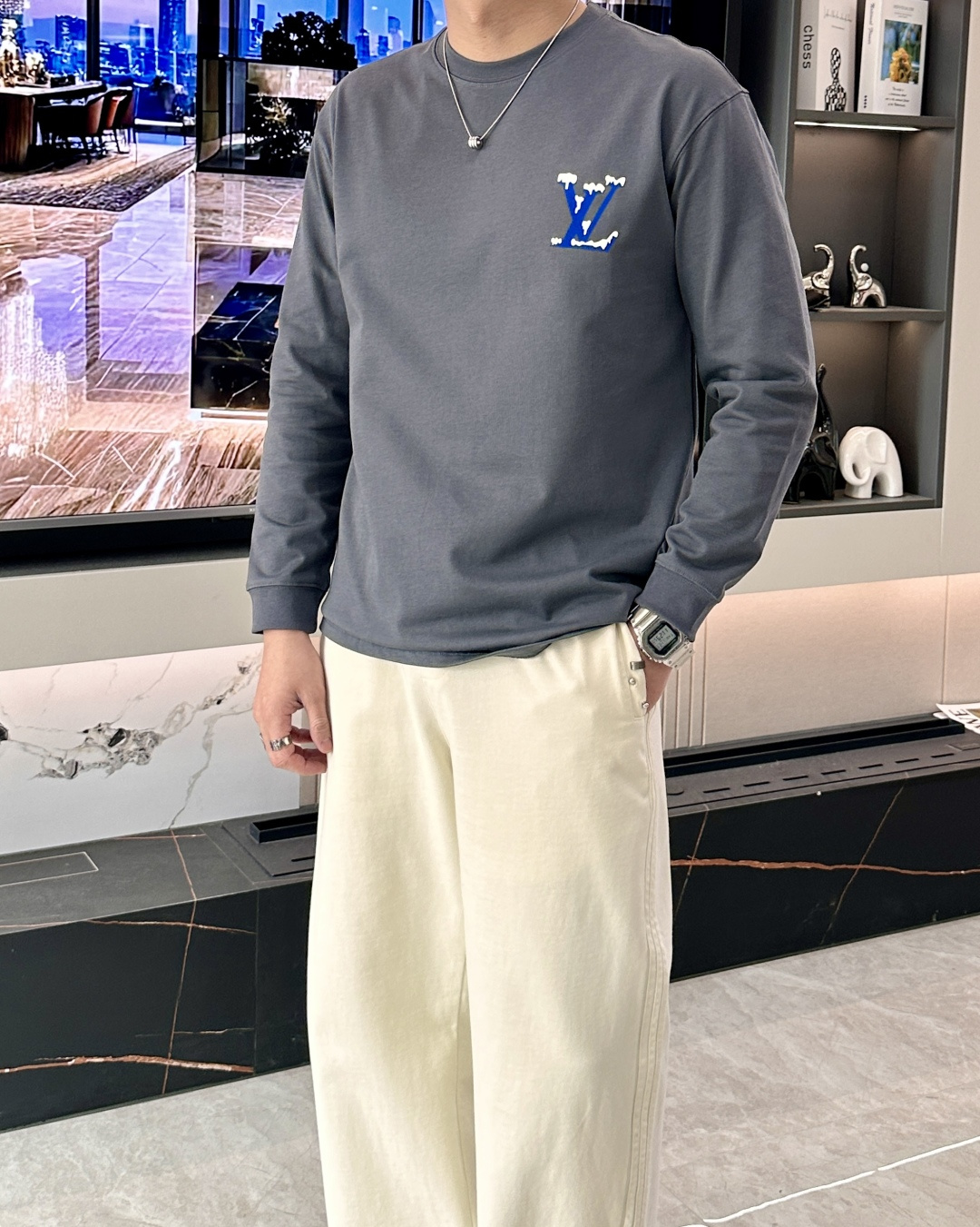 NO:623636,LV new autumn and winter long sleeves, customized fabrics, unique craftsmanship logo, excellent comfort and breathability, soft, anti-wrinkle, elasticity and excellent drape. Whether worn alone or worn inside, they are very handsome. Pursuing luxury, noble and elegant style, creating extraordinary men's taste, the visual effect is very good, extremely high-grade, simple and fashionable, a must-have choice for leisure and business!  Size S-XXL,,louis vuitton,alexander wang19860909Lv 秋冬新款长袖,定制面料,独特工艺logo,舒适性与透气性兼优,柔软抗皱弹性和垂性极佳,无论是单穿或是内搭都是帅气十足,追求奢华高贵优雅风范,打造不凡男士品味,视觉效果非常赞,档次极高,简约时尚,休闲商务必备之选！ 码数S-XXL,,louis vuitton,alexander wang,Men's clothing