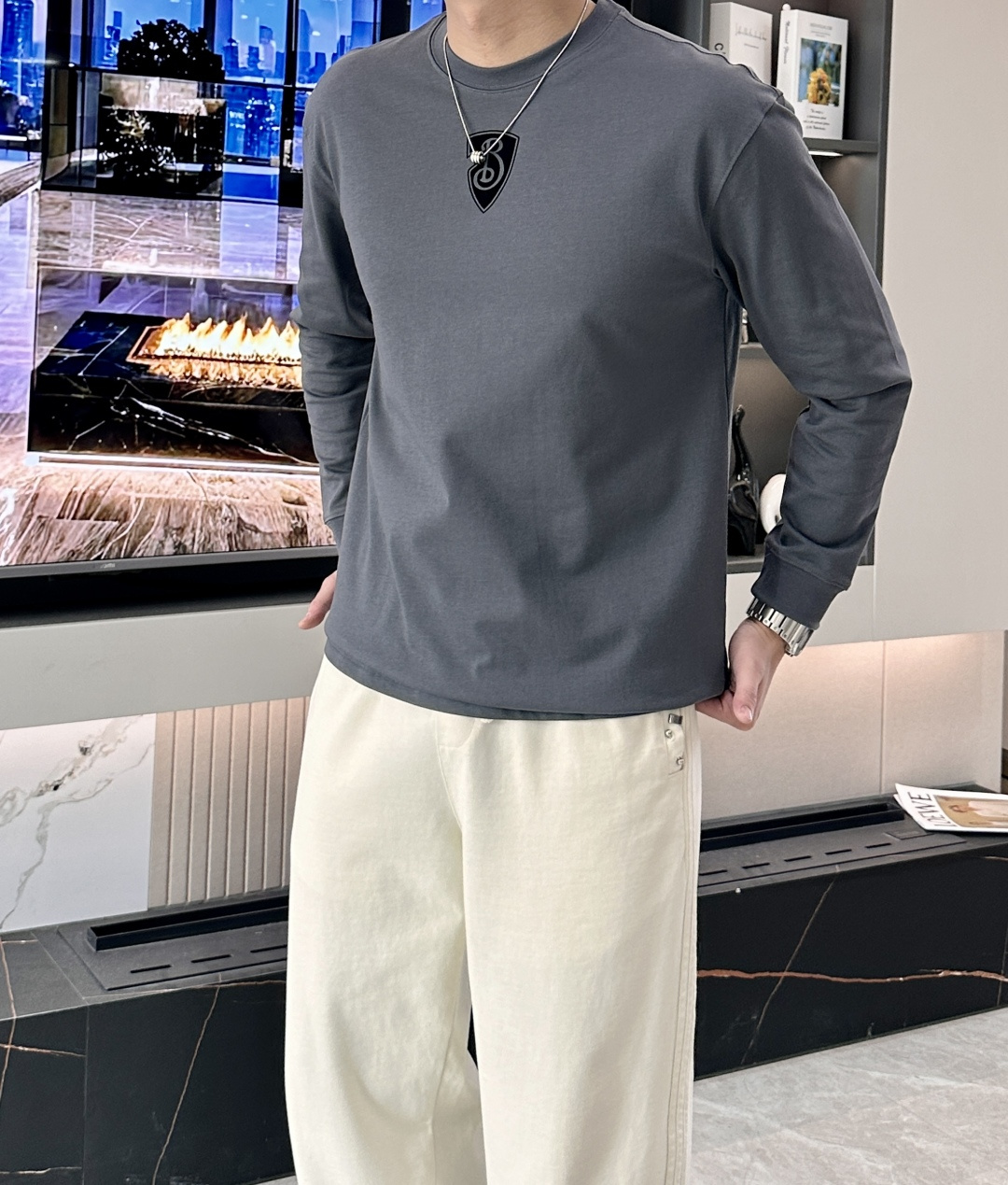 NO:623642,Bur's new autumn and winter long sleeves, customized fabrics, unique craftsmanship logo, excellent comfort and breathability, soft, anti-wrinkle, elasticity and excellent drape. Whether worn alone or layered, they are very handsome. Pursuing luxury, noble and elegant style, creating extraordinary men's taste, the visual effect is very good, extremely high-grade, simple and fashionable, a must-have choice for leisure and business!  Size S-XXL,,burberry,alexander wang19860909Bur 秋冬新款长袖,定制面料,独特工艺logo,舒适性与透气性兼优,柔软抗皱弹性和垂性极佳,无论是单穿或是内搭都是帅气十足,追求奢华高贵优雅风范,打造不凡男士品味,视觉效果非常赞,档次极高,简约时尚,休闲商务必备之选！ 码数S-XXL,,burberry,alexander wang,Men's clothing