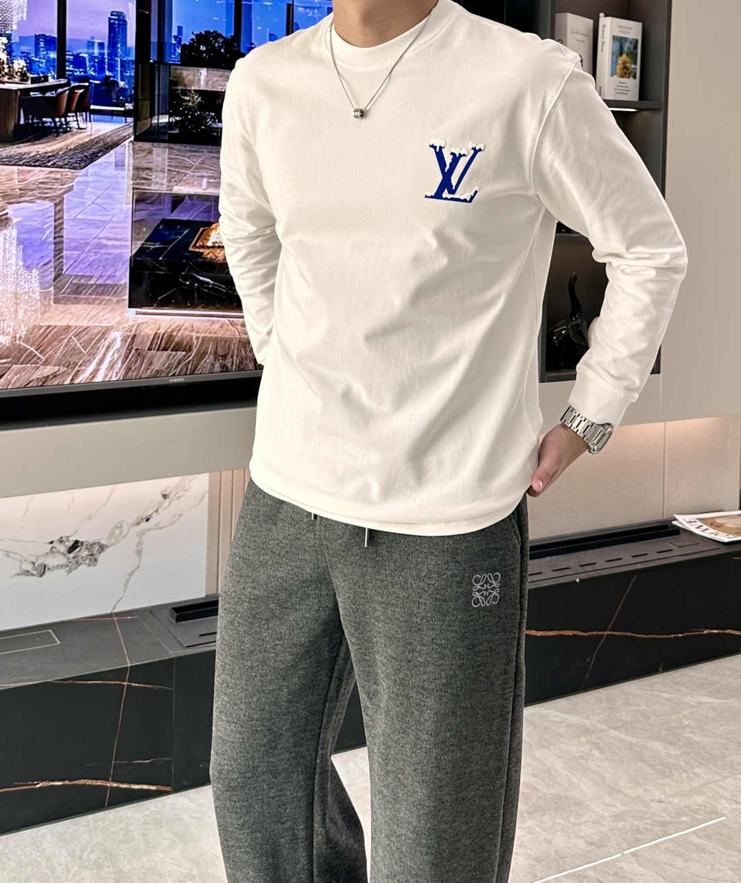 NO:623654,LV new autumn and winter long sleeves, customized fabrics, unique craftsmanship logo, excellent comfort and breathability, soft, anti-wrinkle, elasticity and excellent drape. Whether worn alone or worn inside, they are very handsome. Pursuing luxury, noble and elegant style, creating extraordinary men's taste, the visual effect is very good, extremely high-grade, simple and fashionable, a must-have choice for leisure and business!  Size S-XXL,,louis vuitton,alexander wang19860909Lv 秋冬新款长袖,定制面料,独特工艺logo,舒适性与透气性兼优,柔软抗皱弹性和垂性极佳,无论是单穿或是内搭都是帅气十足,追求奢华高贵优雅风范,打造不凡男士品味,视觉效果非常赞,档次极高,简约时尚,休闲商务必备之选！ 码数S-XXL,,louis vuitton,alexander wang,Men's clothing