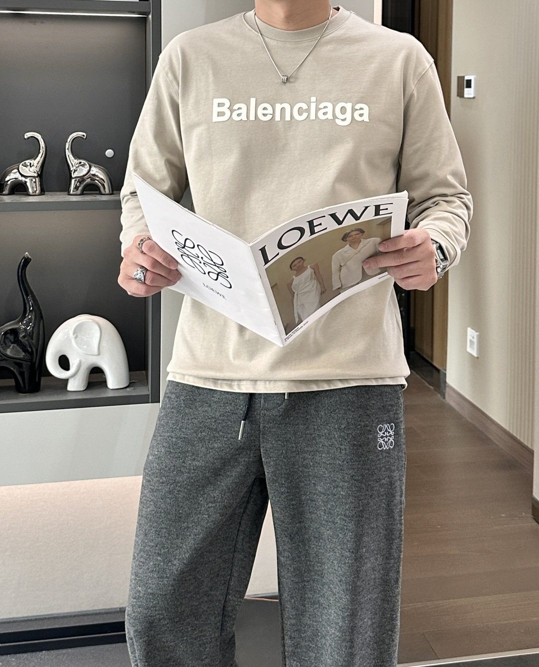 NO:623660,Balenciaga's autumn and winter new long-sleeved model, customized fabrics, unique craftsmanship logo, excellent comfort and breathability, soft, wrinkle-resistant, elastic and excellent drape. Whether worn alone or worn inside, it is very handsome. It pursues luxury, noble and elegant style, and creates extraordinary men's taste. The visual effect is very good, the grade is very high, simple and fashionable, a must-have for leisure and business!  Size S-XXL,,balenciaga,alexander wang19860909巴黎世家 秋冬新款长袖,定制面料,独特工艺logo,舒适性与透气性兼优,柔软抗皱弹性和垂性极佳,无论是单穿或是内搭都是帅气十足,追求奢华高贵优雅风范,打造不凡男士品味,视觉效果非常赞,档次极高,简约时尚,休闲商务必备之选！ 码数S-XXL,,balenciaga,alexander wang,Men's clothing