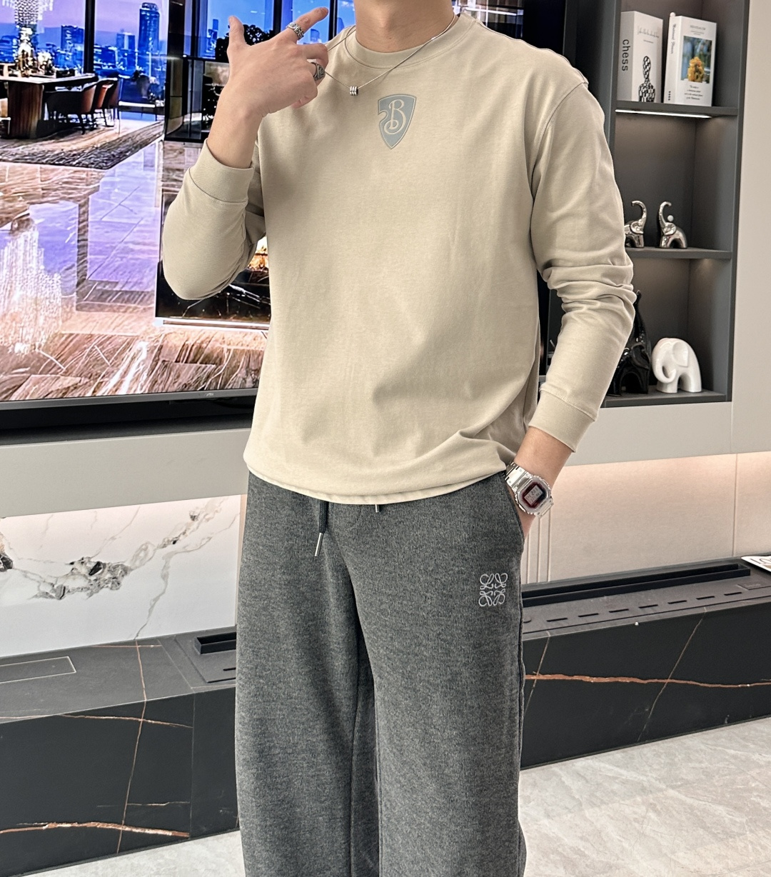 NO:623666,Bur's new autumn and winter long sleeves, customized fabrics, unique craftsmanship logo, excellent comfort and breathability, soft, anti-wrinkle, elasticity and excellent drape. Whether worn alone or layered, they are very handsome. Pursuing luxury, noble and elegant style, creating extraordinary men's taste, the visual effect is very good, extremely high-grade, simple and fashionable, a must-have choice for leisure and business!  Size S-XXL,,burberry,alexander wang19860909Bur 秋冬新款长袖,定制面料,独特工艺logo,舒适性与透气性兼优,柔软抗皱弹性和垂性极佳,无论是单穿或是内搭都是帅气十足,追求奢华高贵优雅风范,打造不凡男士品味,视觉效果非常赞,档次极高,简约时尚,休闲商务必备之选！ 码数S-XXL,,burberry,alexander wang,Men's clothing