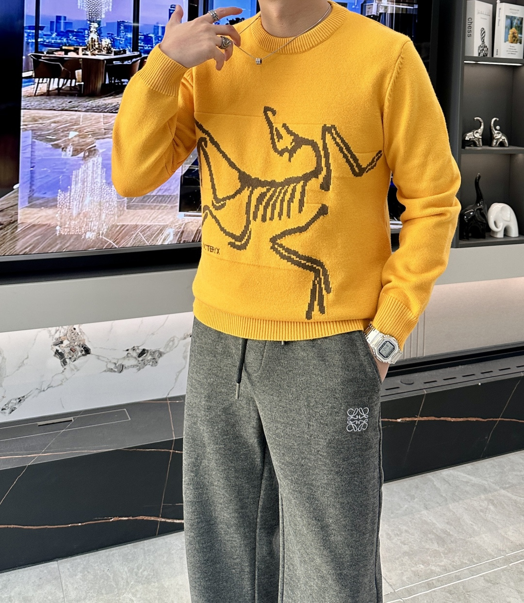 始祖鸟 2025秋冬 高级定制 都市风十足 经典简约大气圆领打底针织毛衣。 采用进口羊毛混纺面料 柔软细