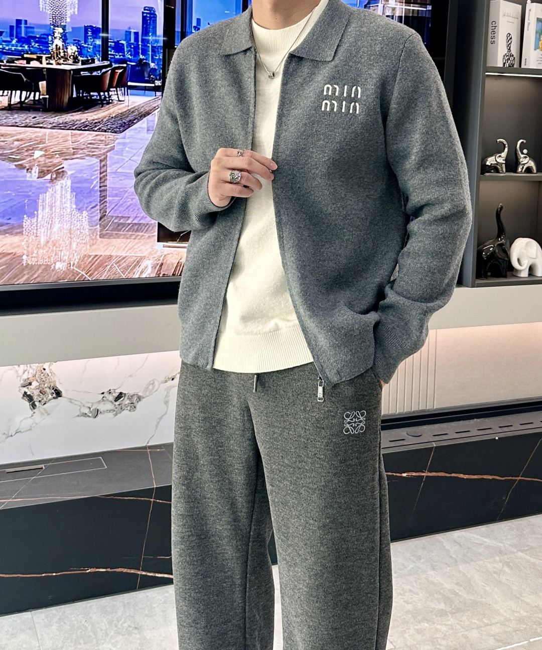 NO:655435,. miumiu hot style autumn and winter high-end customization, full of urban style, thickened cardigan sweater. Made of imported wool blended fabric, soft and delicate. Men's wardrobe is indispensable with basic models, which can be used to match various clothes anytime and anywhere to meet your daily needs. The design of the clothes is very simple, dear friends, hurry up and get it!  Size M-XXXL,,miumiu,sweaters,alexander wang19860909. miumiu 爆款 秋冬 高级定制 都市风十足 加厚款开衫毛衣. 采用进口羊毛混纺面料 柔软细腻 男人的衣柜都少不了基础款,随时随地都可以拿来搭配各种服饰 满足您日常生活需求 .衣服设计非常的简洁 , 亲们赶紧入手！ 尺码M-XXXL,,miumiu,sweaters,alexander wang,Men's clothing