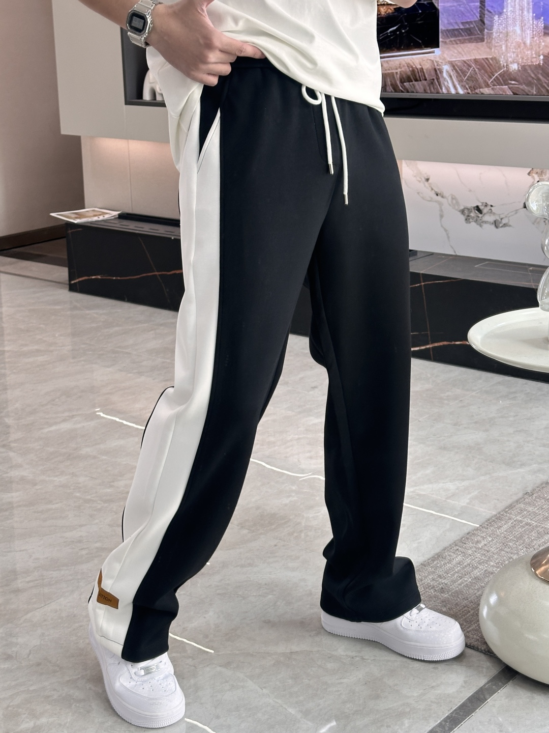 NO:733953,Lv2026 new spring casual pants!  On sale simultaneously on the official website. The brand's classic LOGO casual pants, customized fabrics, excellent comfort, strong touch. Highly recognizable, perfect appearance and craftsmanship. Sizes M-3XL, Louis Vuitton,19860909Lv2026春季新款休闲裤！官网同步发售.品牌经典LOGO休闲裤 ,定制面料,舒适度极好,手触感强烈.辨识度极高,完美品相工艺. 尺码M-3XL,,louis vuitton,,Men's clothing